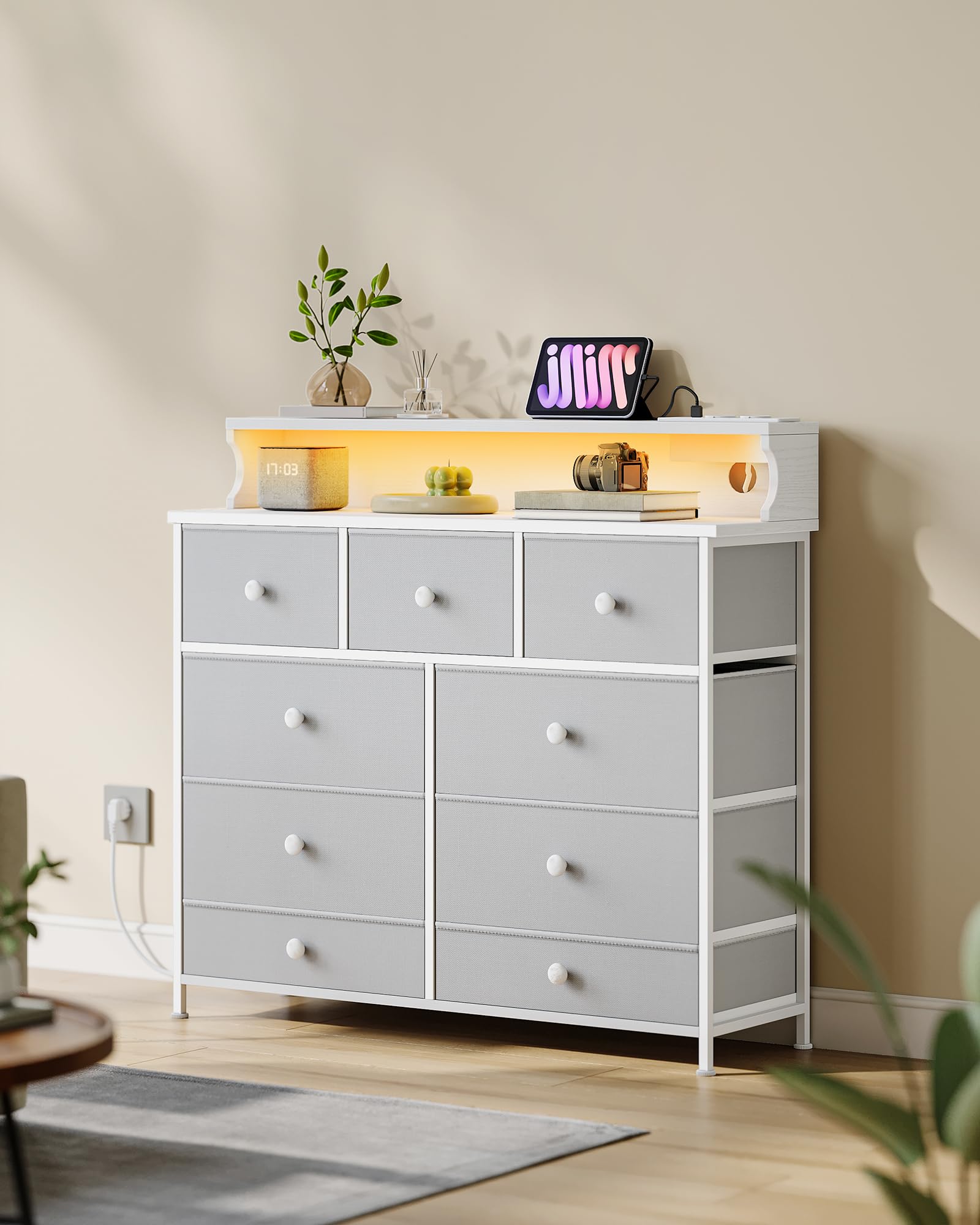 Hzuaneri Kommode mit 9 Schubladen, LED-Lichtleiste, 2 USB & 2 AC-Anschlüsse | Vielseitiges Aufbewahrungsmöbel für Wohnzimmer und Schlafzimmer, 30 x 100 x 95 cm, Weiß-Grau DU02913WEU