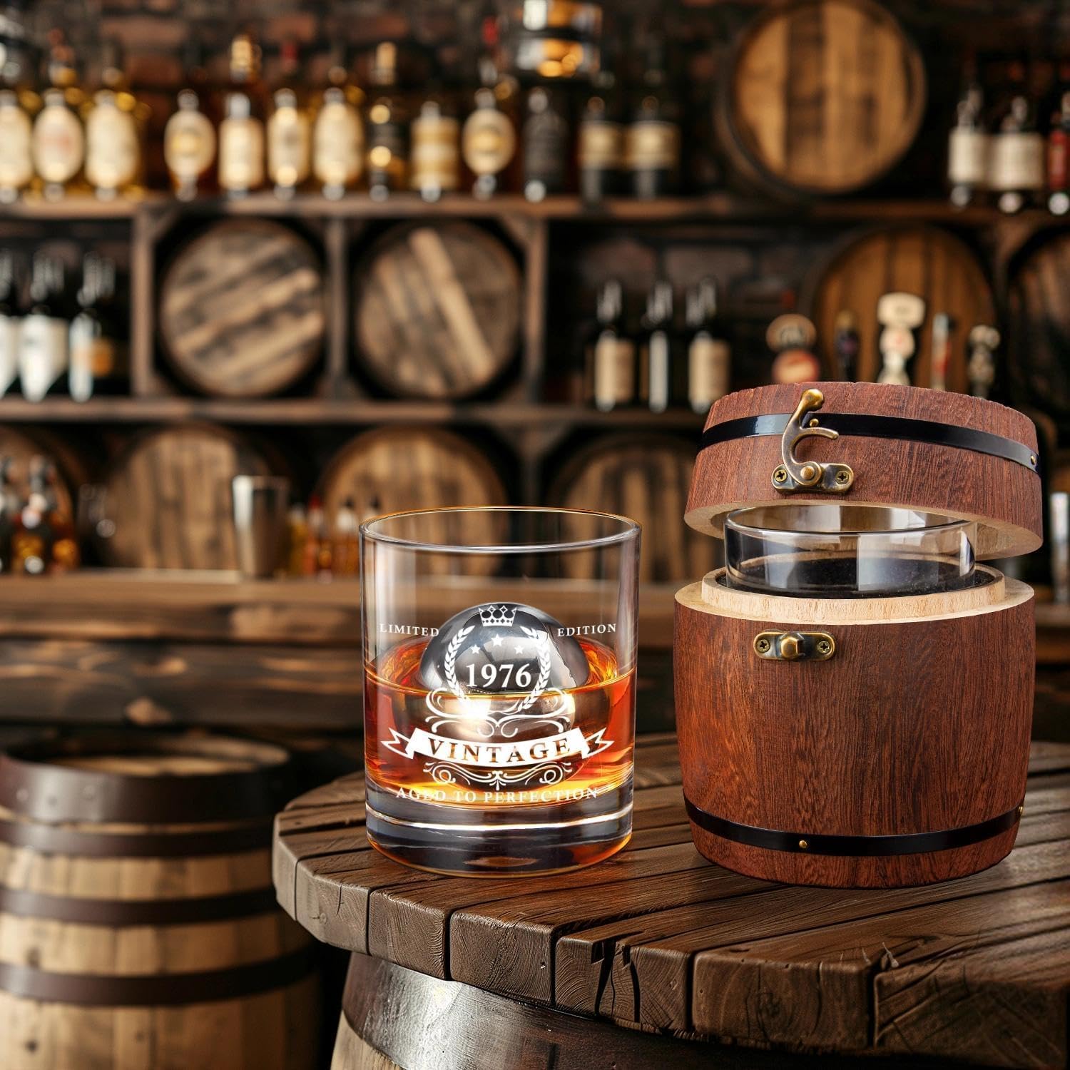 LIGHTEN LIFE Prezenty na 50. urodziny dla mężczyzn - zestaw szklanek do whisky z 1975 r. w pudełku beczkowym - pomysły na prezent dla taty, męża