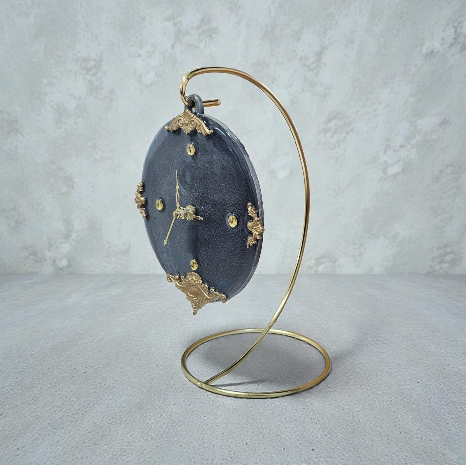 Inventive Art Creation Victorian Crest Table Clock, Grey with Antique Gold Embellishments, 6 Inch Diameter, 27.5 cm Height, Decorative Timepiece with Metal Stand 2