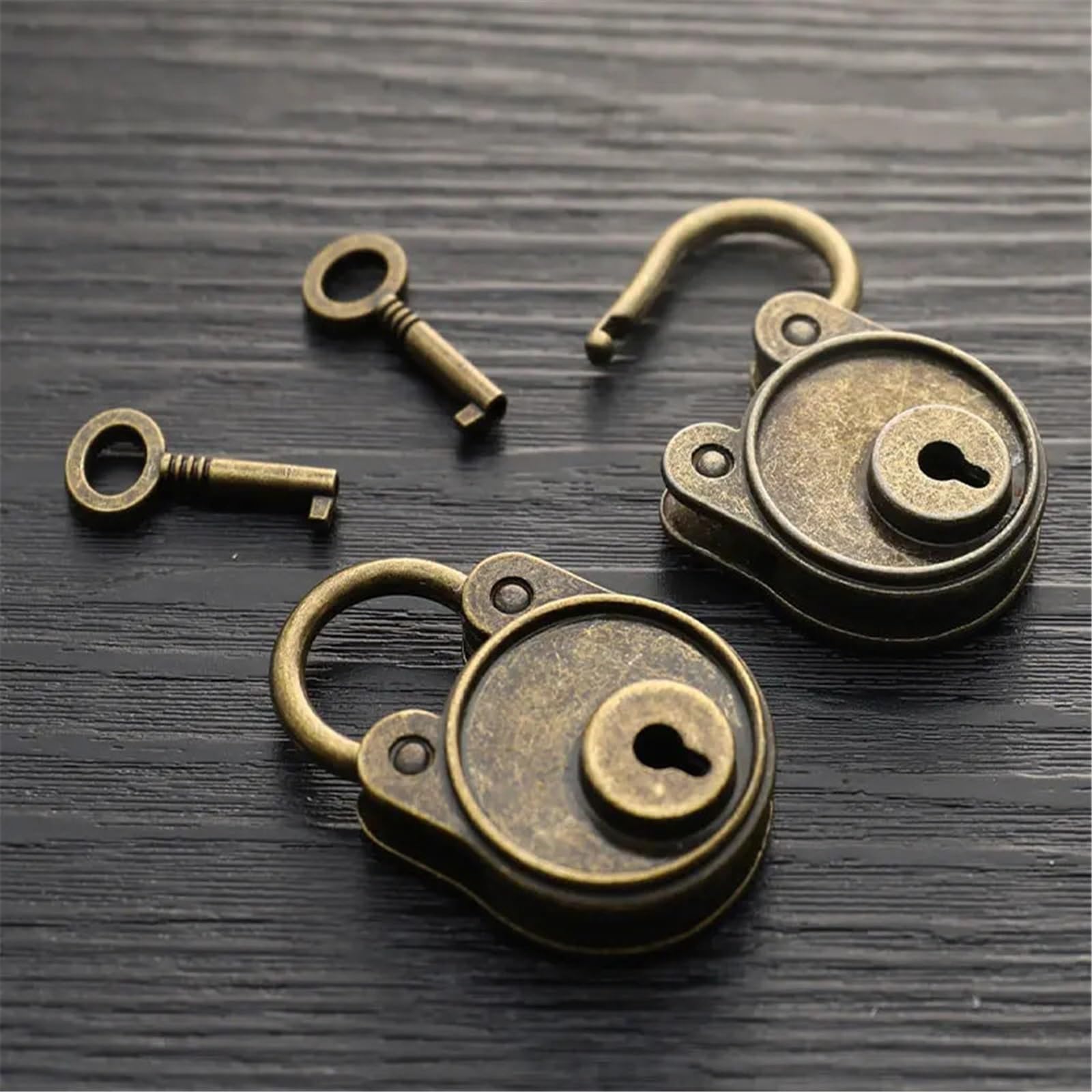 Cadenas en bronze antique pour sublimer votre carnet de notes et bagages