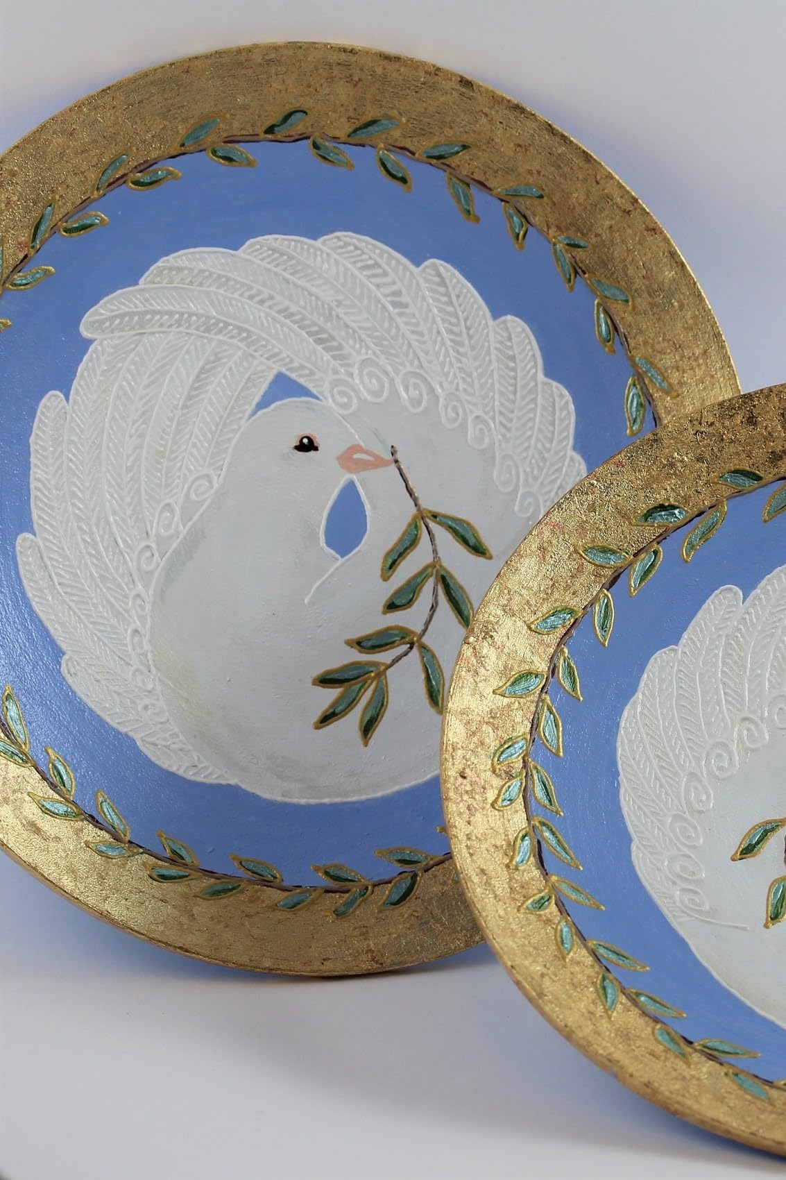 Generisch Wandteller Set Weiße Tauben mit Zweig in Kranz, 2 Deko Teller mit Friedenstaube Blattmetall Vergoldet, Wand oder Tisch Dekoration Blau Gold, Doves4Peace Glücksbringer Design-Serie