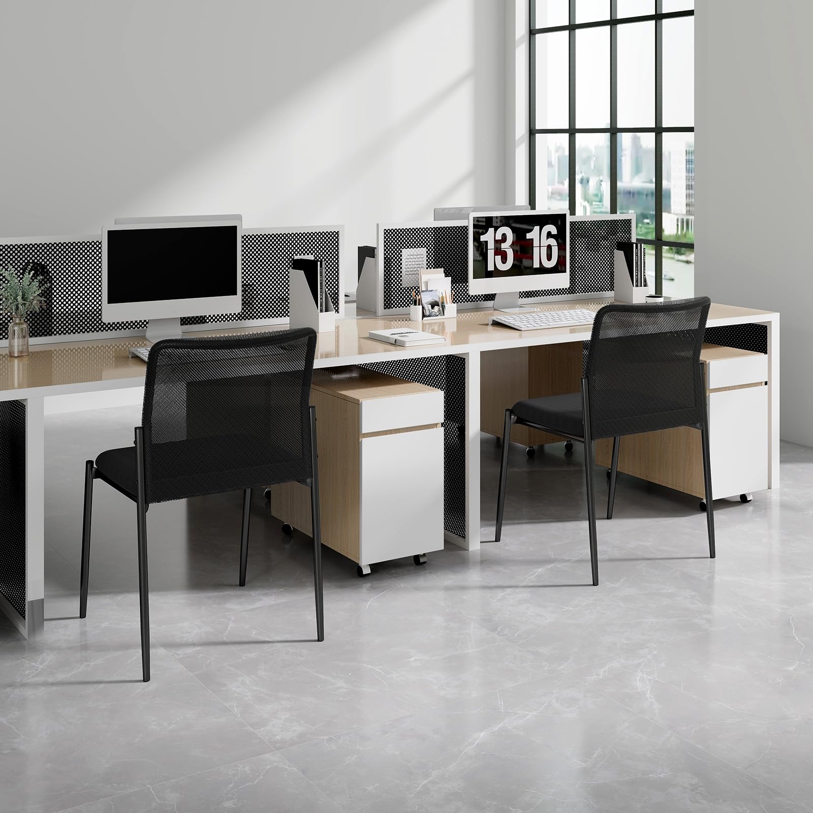 GIANTEX Juego de 2 Sillas de Conferencia, Sillas de Oficina Apilables con Respaldo de Malla Transpirable, Asiento Acolchado, Sillas sin Brazos para Sala de Espera, Oficina, Negro