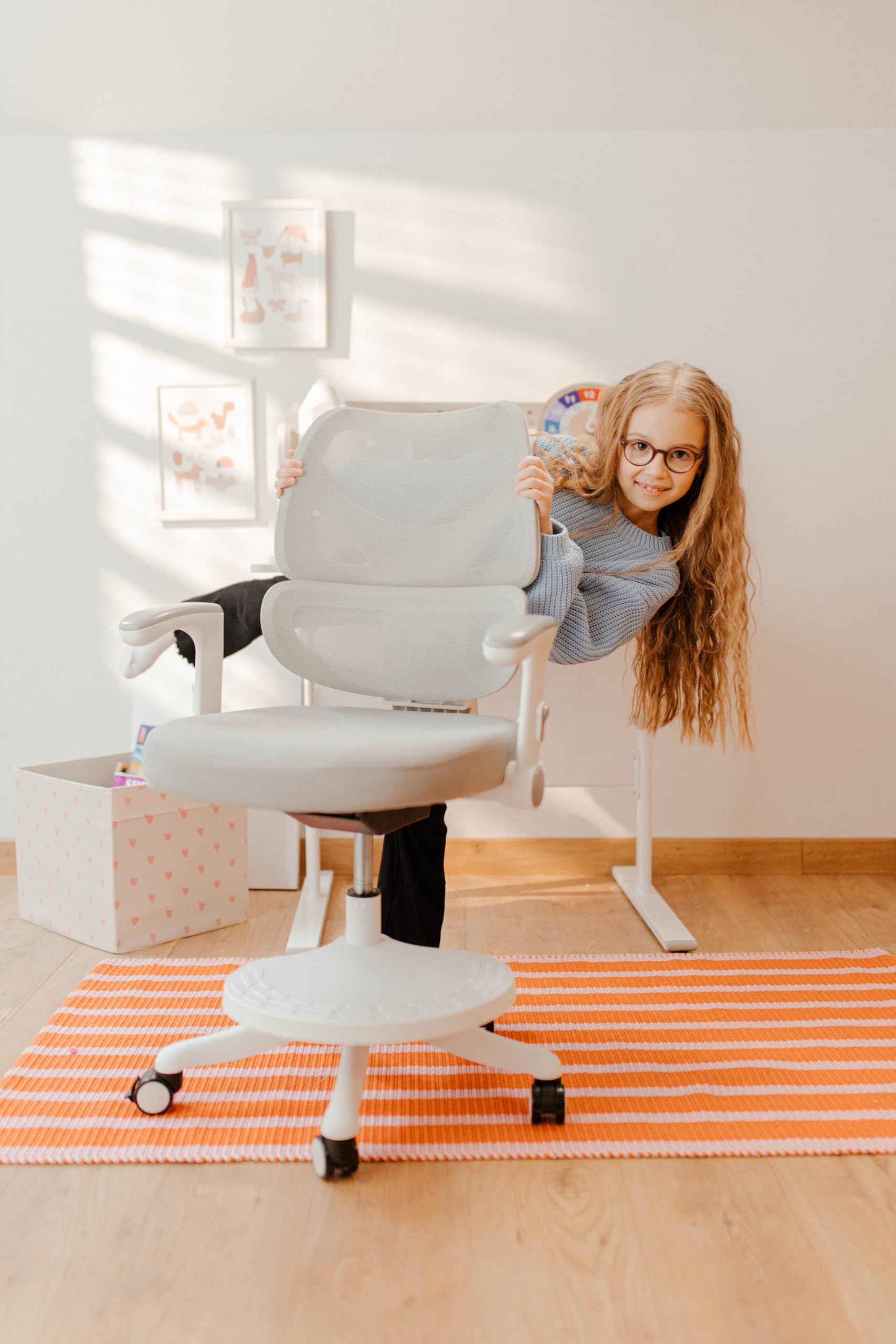 MARK ADLER Junior 5.3 Ergonomischer Kinderstuhl für Kinder und Jugendliche | bis 175 cm - Höhenverstellbar - Mit fußstütze - Verstellbare Rückenlehne - Rollen mit Feststellmechanismus – Grau
