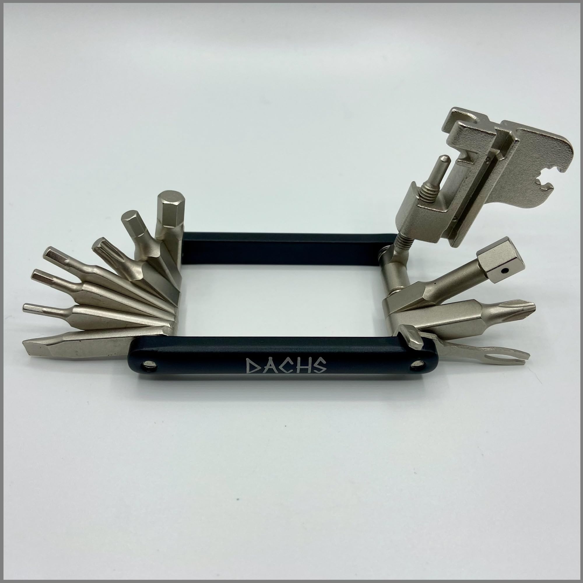 DACHS Rennrad Multitool mit 18 Funktionen - 18-in-1 Premuim Fahrradwerkzeug – Mini Multitool für Rennrad - 71x46x8mm, 116g