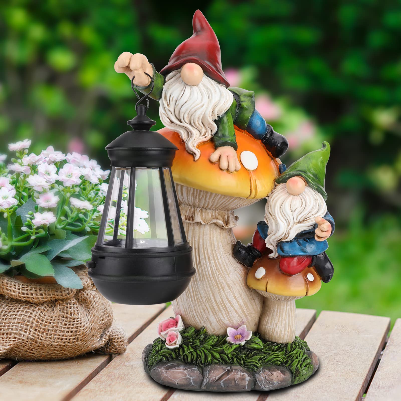 Estatua de gnomo de jardín, grande y divertida figura de gnomo que sube a los hongos y sostiene una linterna solar LED de resina para patio, patio, césped, porche, decoración al aire libre
