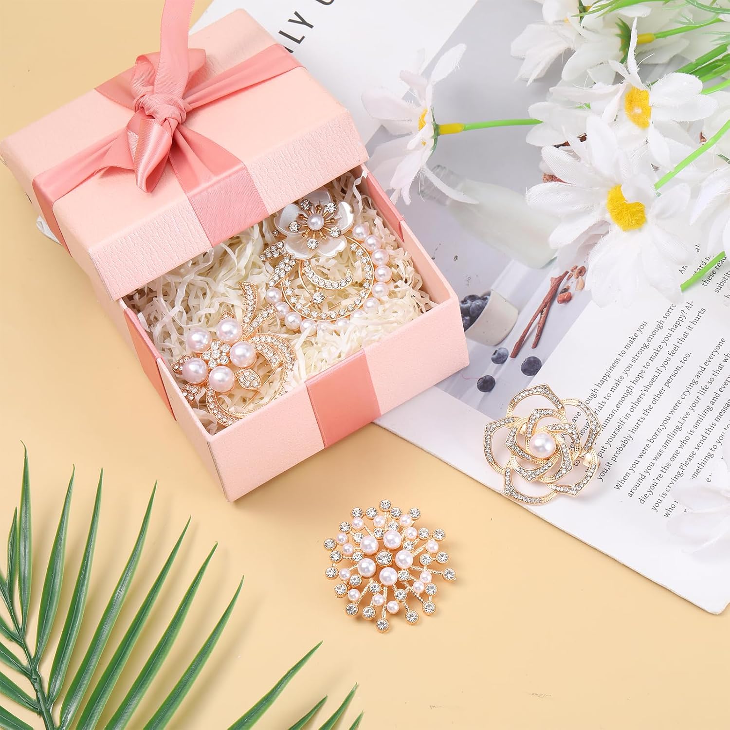 4 PCS Brooches and Pins for Women, Crystal Pearl Broach Flower Brooch Fashion Elegant for Wedding Clothing Accessory Christmas Gift