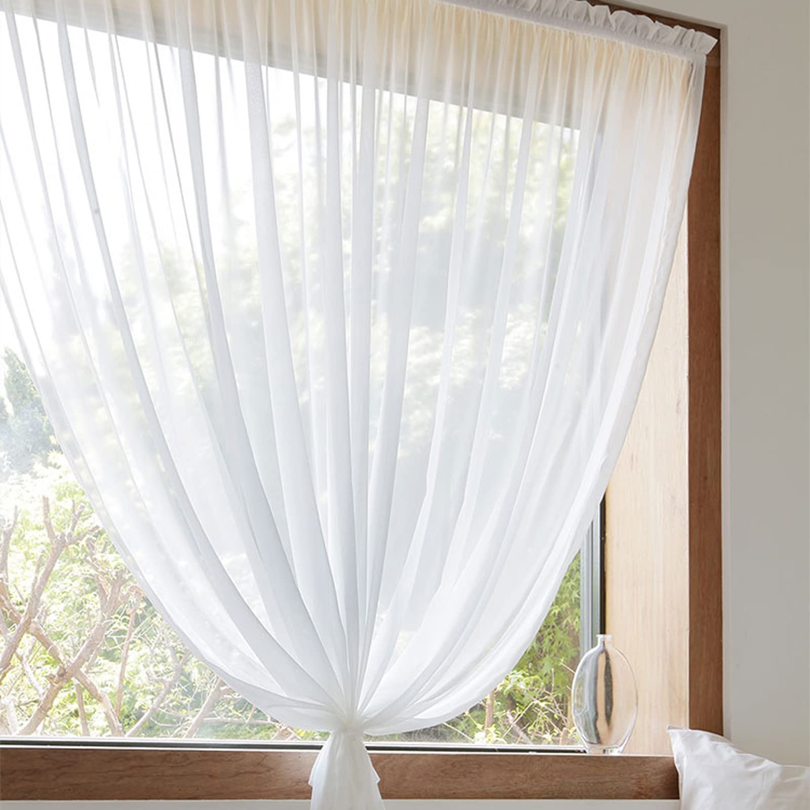 Cortinas transparentes con cenefa para crear un oasis de paz en tu patio