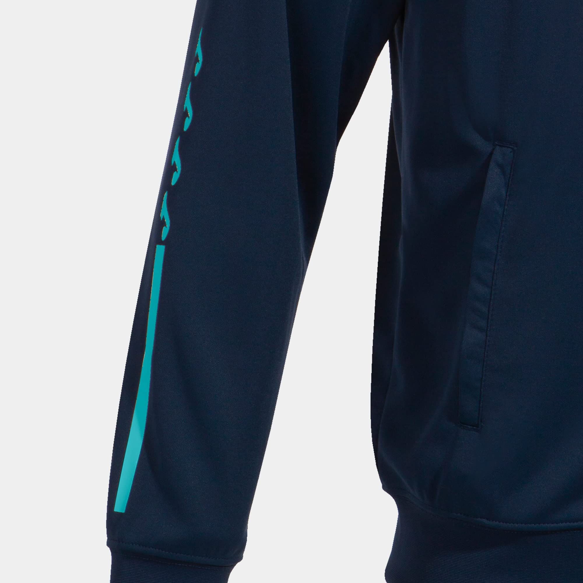 Detalle del tejido ligero y la cremallera frontal de la chaqueta Joma Chaqueta Capucha Eco Supernova.
