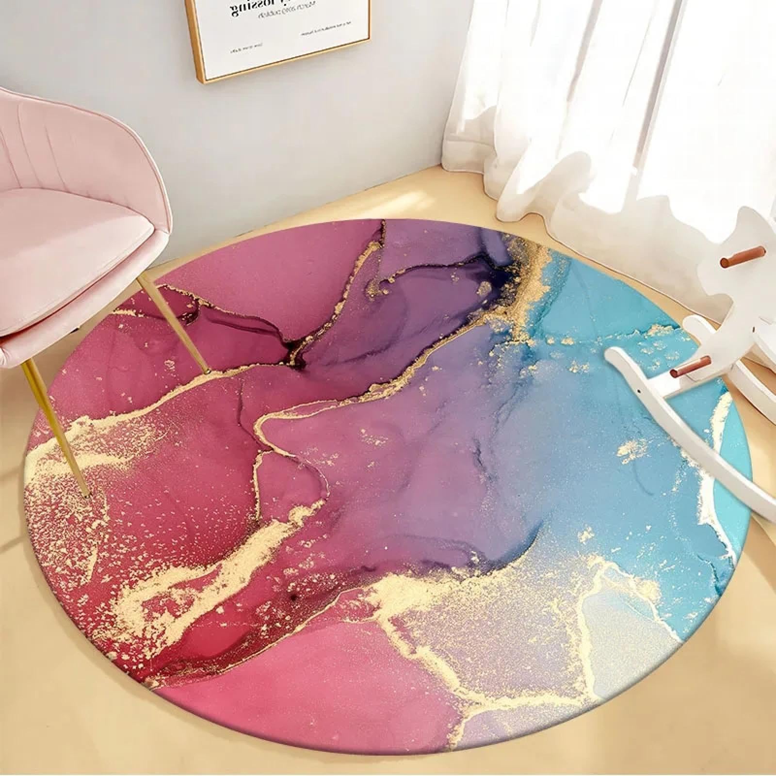 Tapis rond de salle de bain effet marbre abstrait et finitions dorées élégantes
