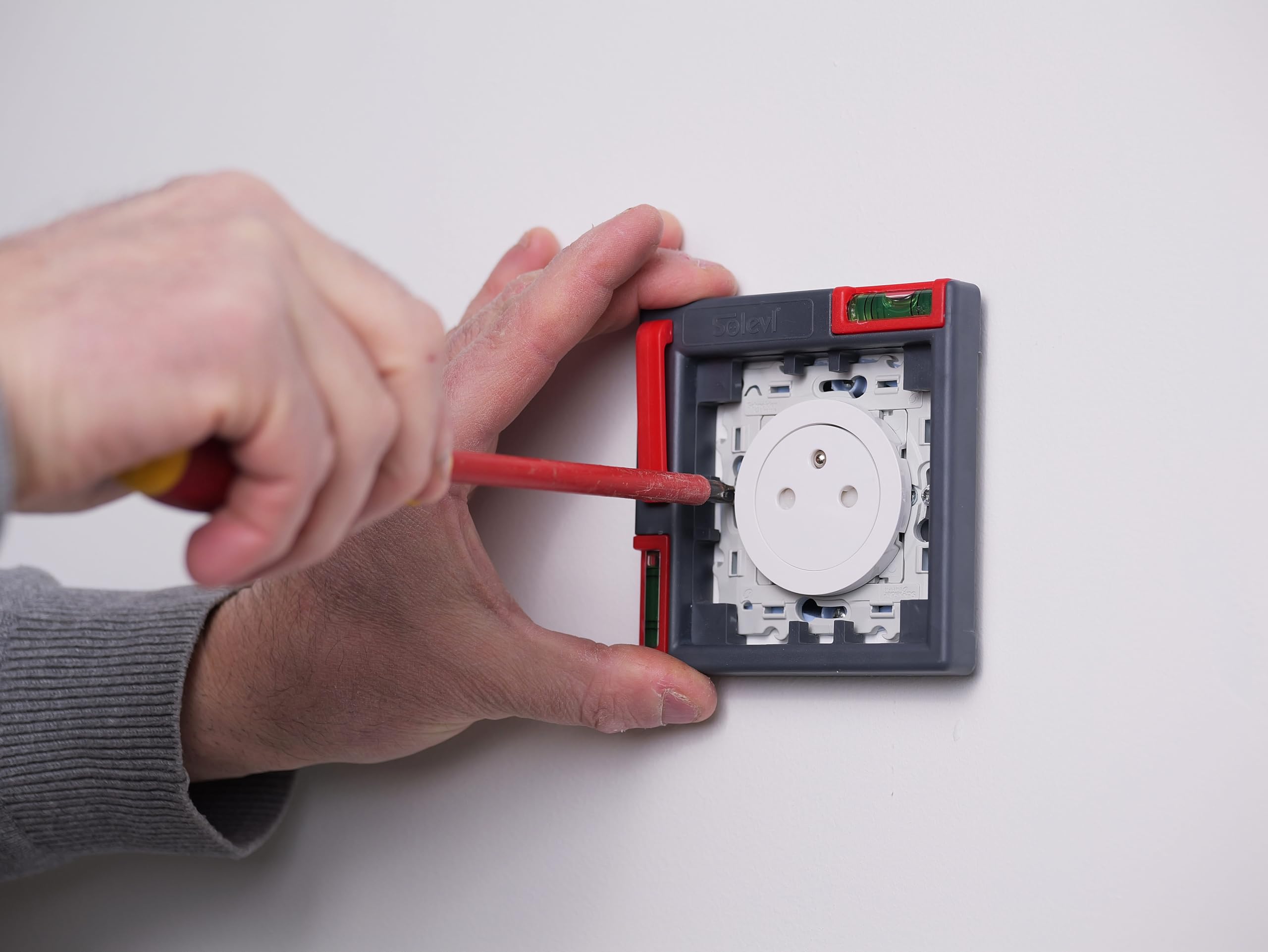Gabarit, niveau électricien pour pose d'appareillage électrique