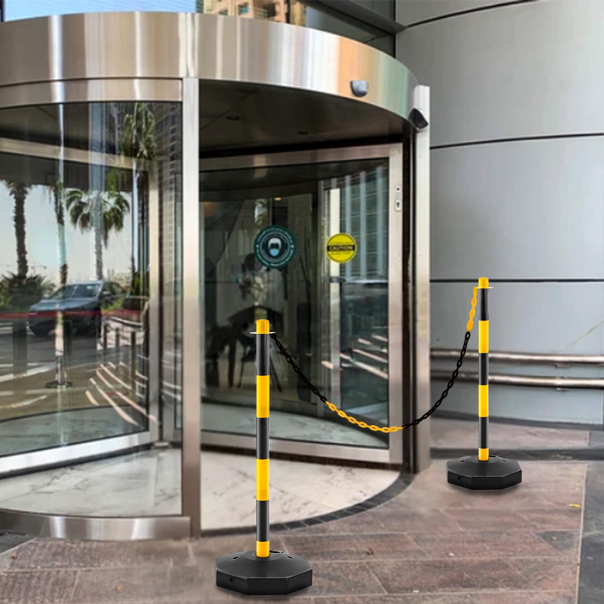 2 pali delineatori di sicurezza stradale – giallo e nero | Paletti barriera regolabili in altezza con base riempibile e catena in plastica da 2 metri | pali portatili per il controllo degli accessi e