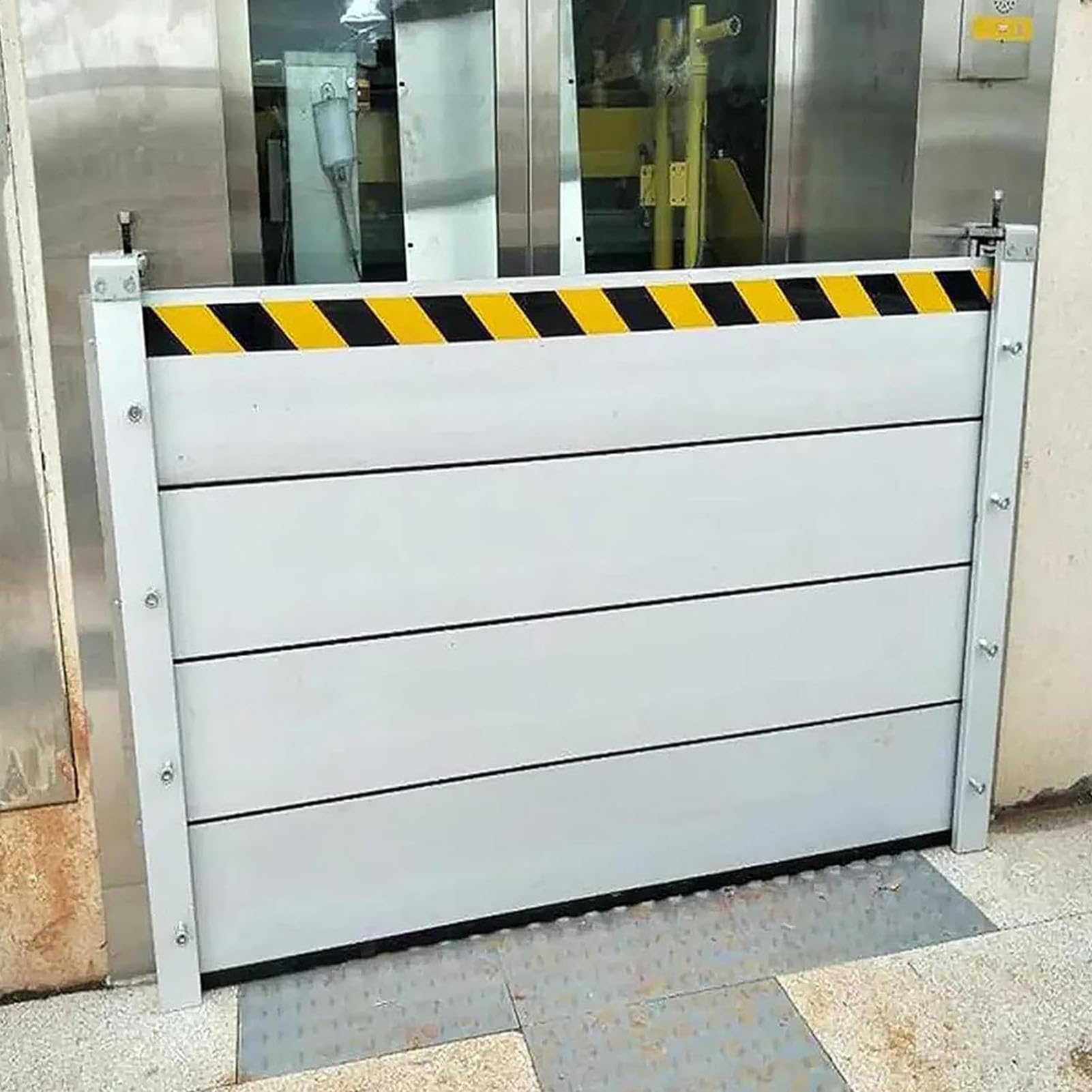 Barrière anti-inondation de garage pour préserver votre maison des voies de ruissellement