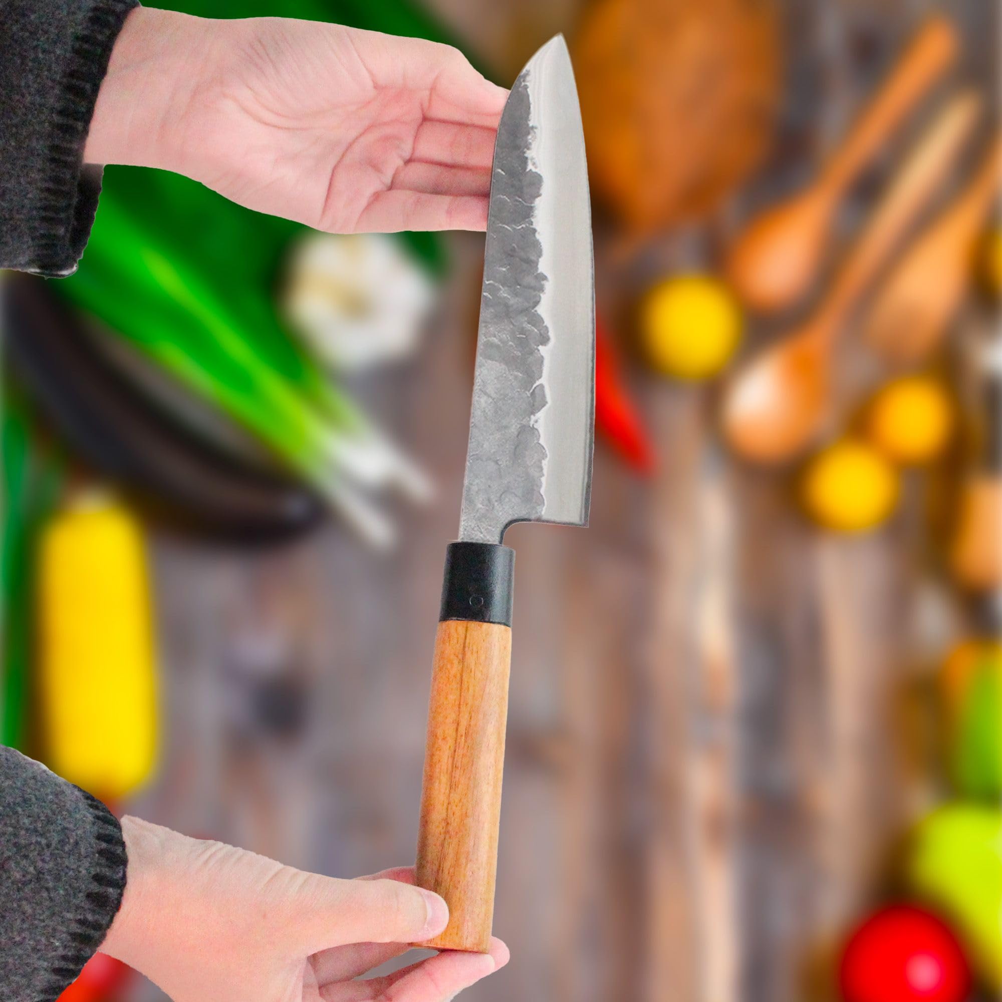 Fishtec Coltello da Cucina per Chef 18 cm - Coltello Giapponese lama acciaio martellato 2,5 mm Resistenza 58 HRC - Coltello Professionale multiuso - Manico di palissandro - Cofanetto regalo in legno