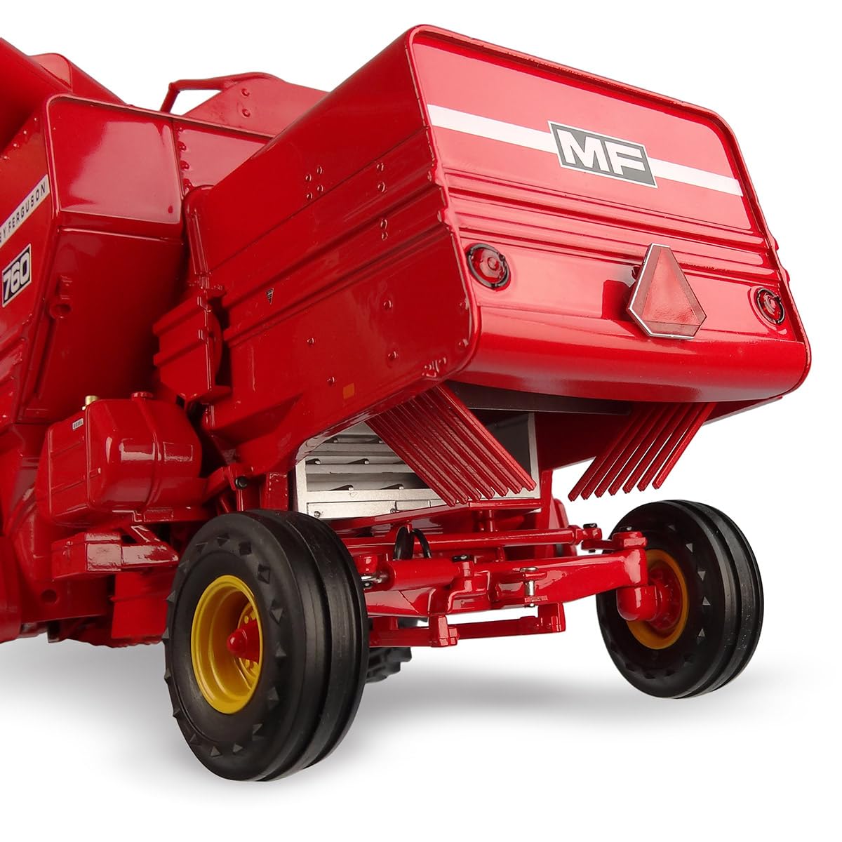 Universal Hobbies Massey Ferguson 760 Mähdrescher