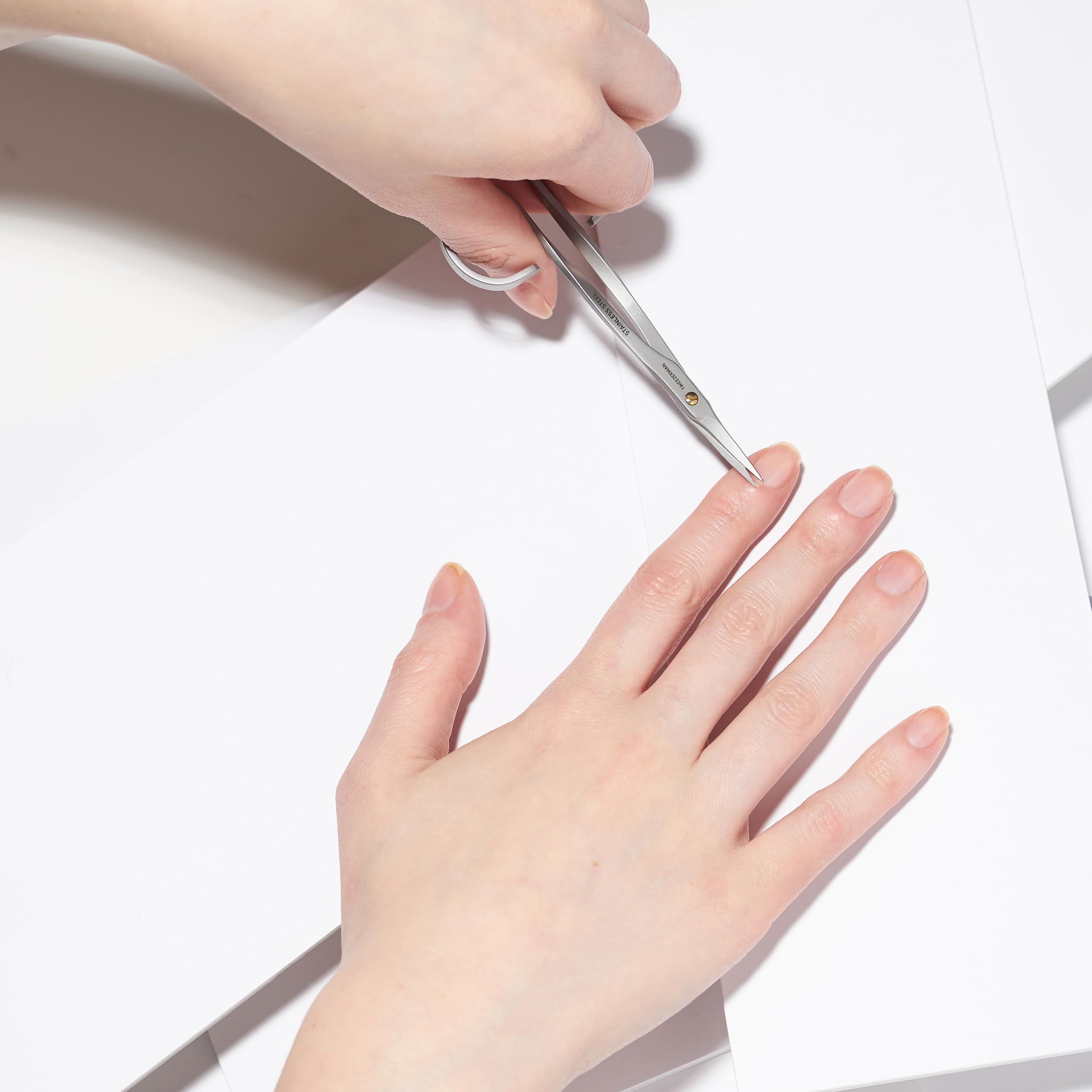TWEEZERMAN Nagelhautschere (Präzisionsspitzen für präzise Entfernung von Nagelhaut, rostfreier Edelstahl), Silber