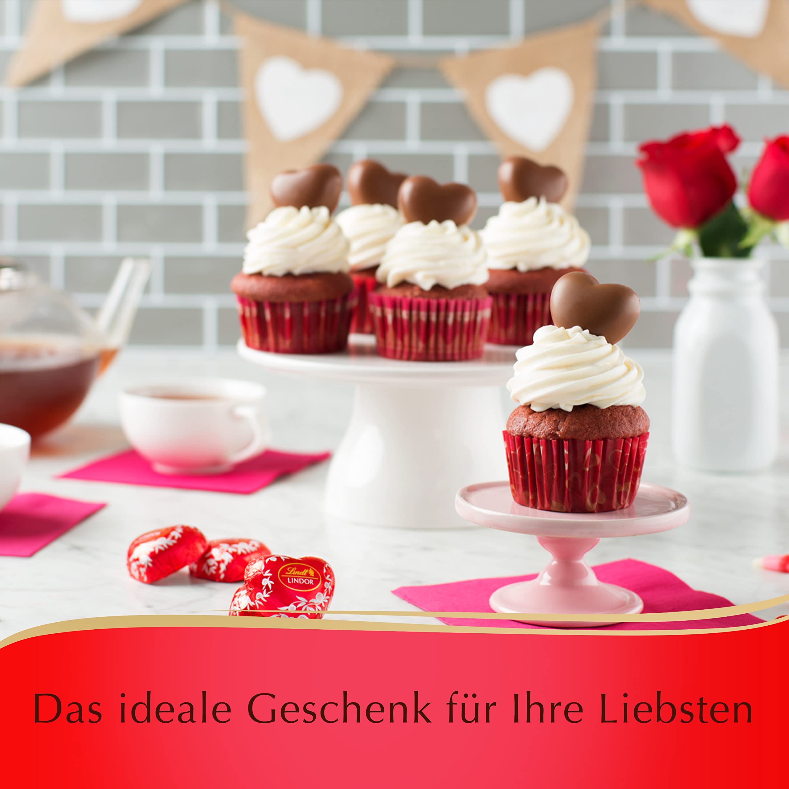 Lindt Schokolade Vollmilch Schokoladenherzen | 300 g | 15 x zartschmelzende Alpenvollmilch Schokolade in Herzform | Schokoladengeschenk