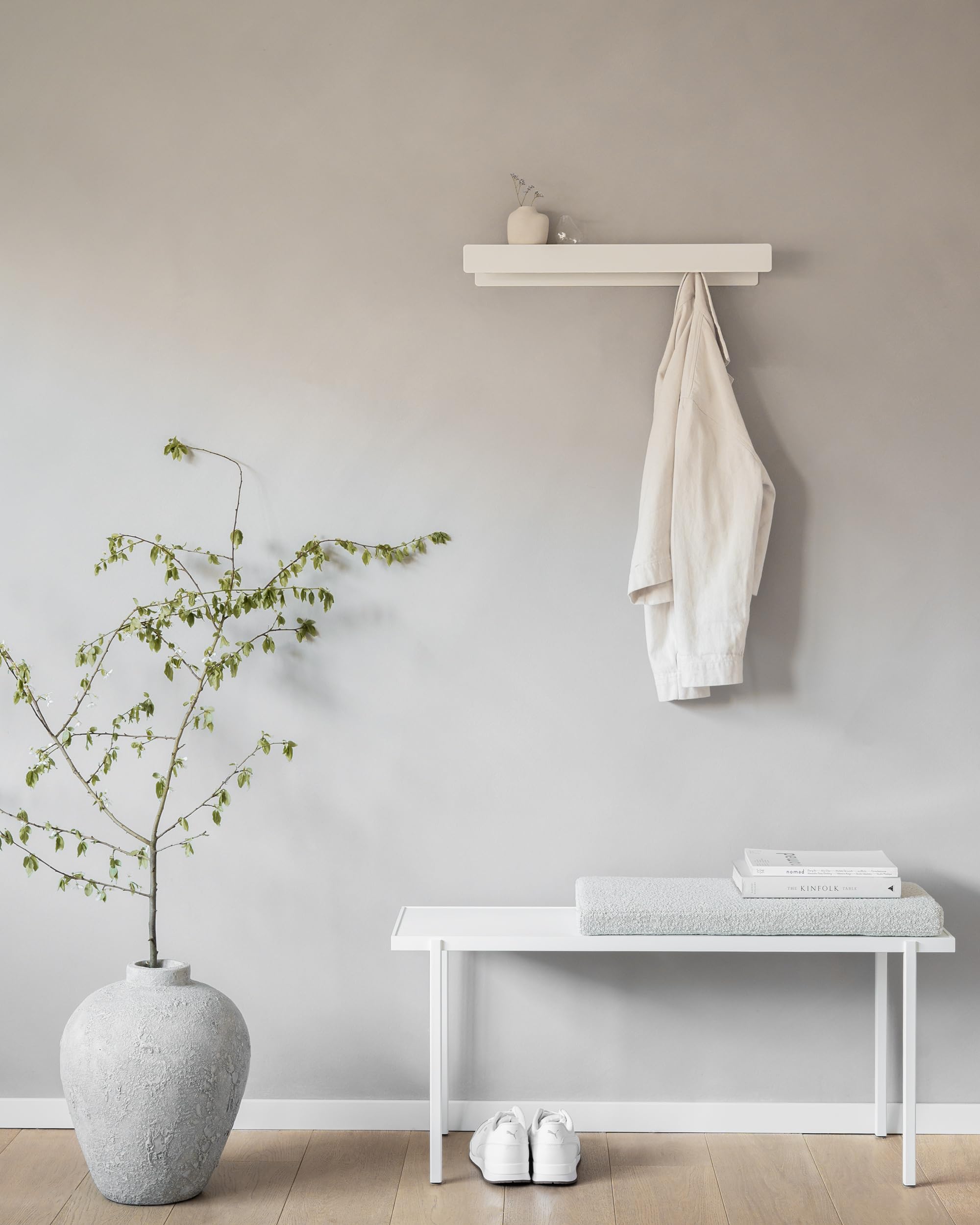 Kazai. Perchero de Pared 'Kian' | Moderno con Ganchos para Colgar Ocultos y Estante | Colgador de Pared de Diseño en Metal | Percheros para Puerta y Recibidores de Entrada | Blanco