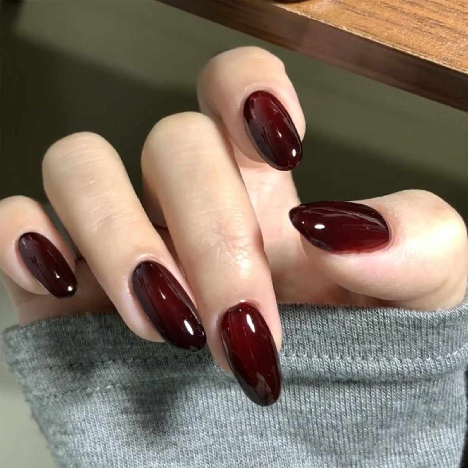 24 pezzi Unghie finte rosso scuro a pressione mandorla medio lunghe, Pezzi acrilici bordeaux, Unghie finte monocolore medi estensione, Pezzi a stiletto copertura completa lucida