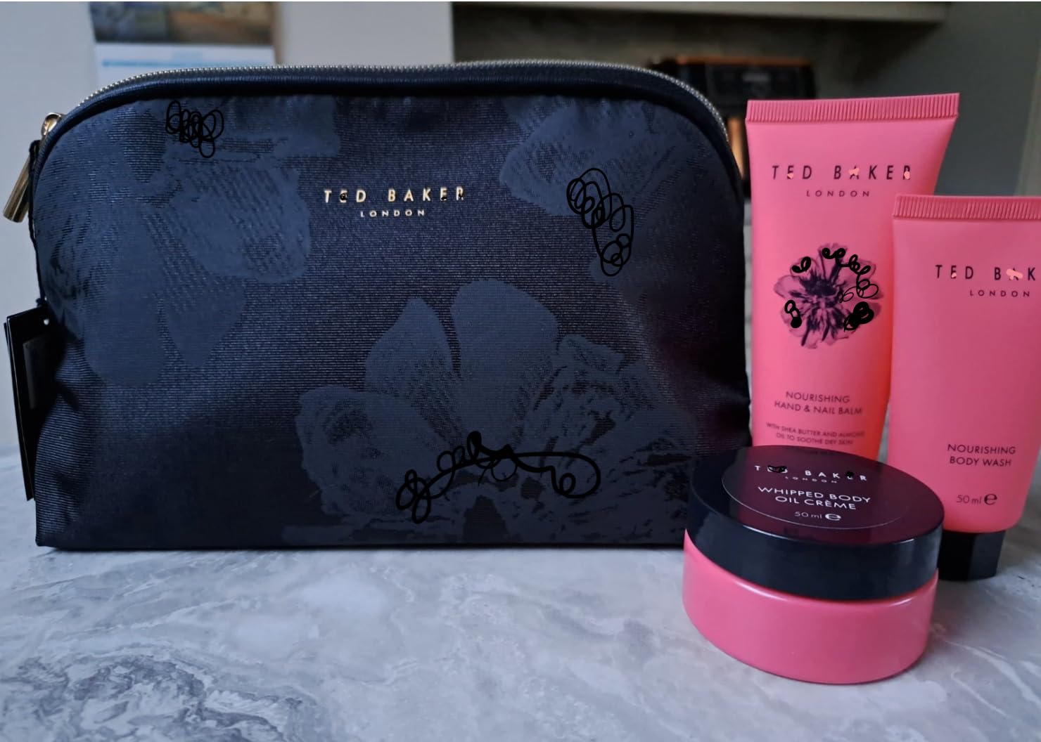Minis Discovery Collection 3-teiliges Geschenkset mit schwarzer Make-up-Tasche – luxuriöse Kollektion Hand- und Nagelbalsam, Körperöl und Waschmittel