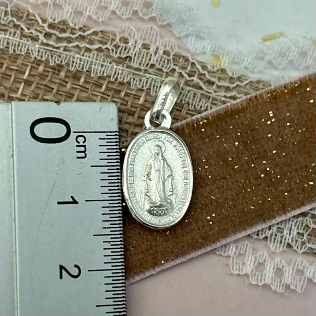 Medalla Virgen Milagrosa, Plata de Ley 925, Ovalada, Acabado a Dos Caras, 11x18mm, Colgante Religioso con Inscripción