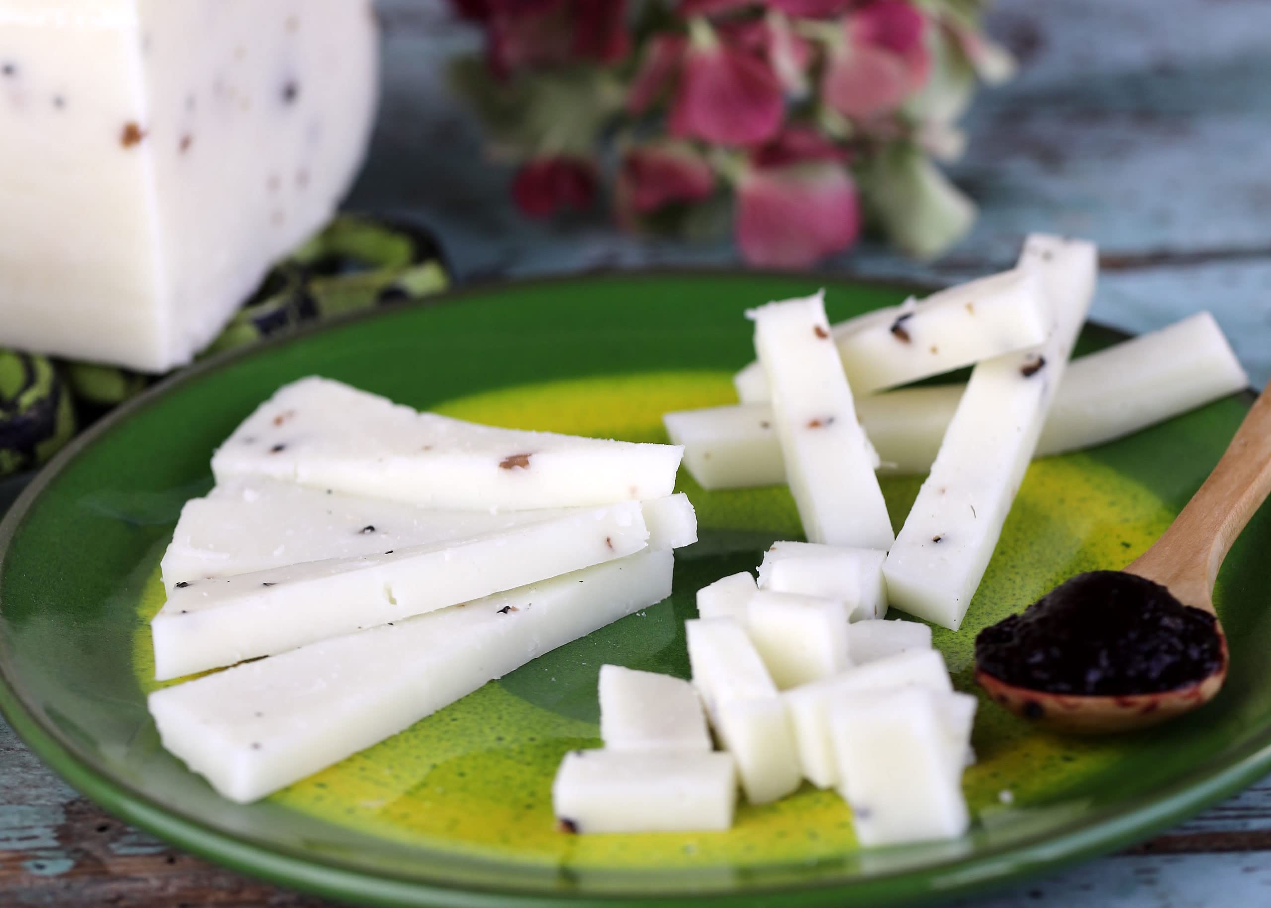 Pecorino al Tartufo | trancio sottovuoto da 0,3 kg | formaggio artigianale toscano | Salumificio Artigianale Gombitelli - Toscana