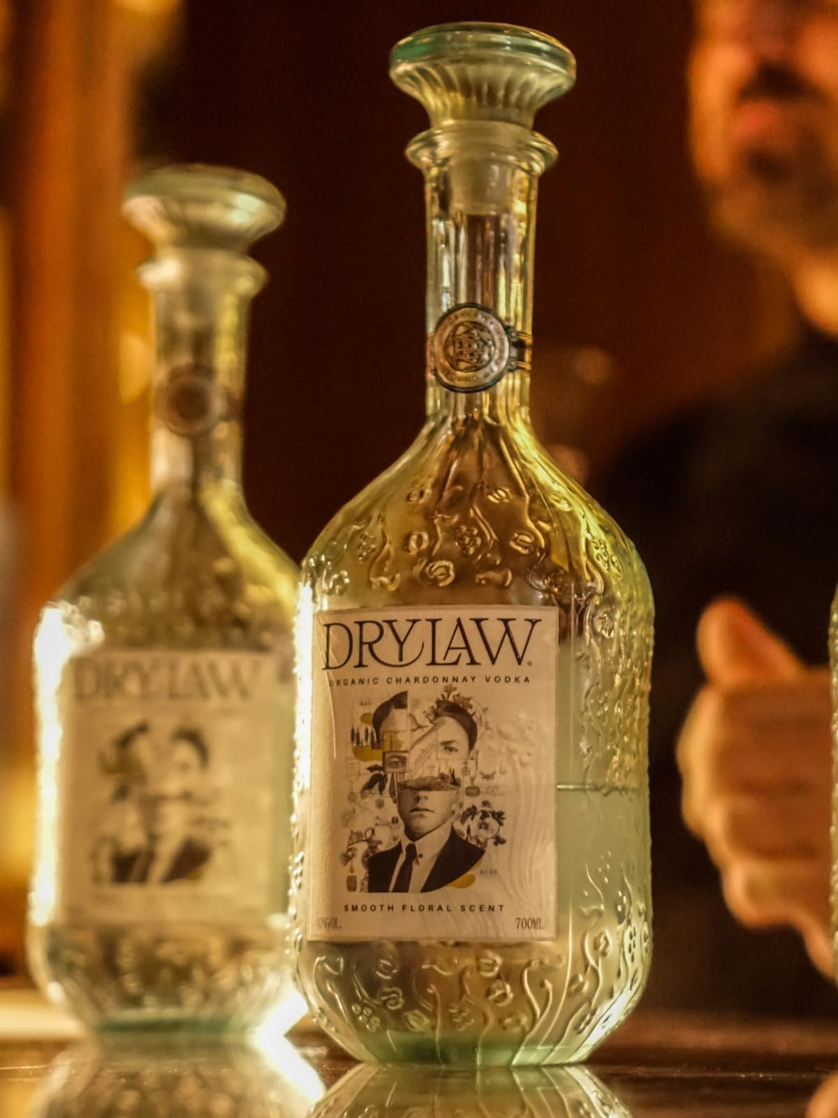 Drylaw Vodka orgánico premium de uvas Chardonnay. Afrutado y floral, con notas de ciruela jugosa, vainilla suave y hierbas frescas. Botella decorativa. Gold en Global Spirits Masters 2024.