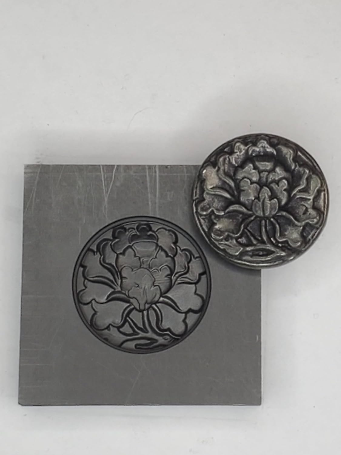 Graphite Mold Flower Round This mold is ideal for casting a 3D image. Works great with Gold, Silver, Copper, Aluminum, Tin, and other precious and non-precious metals. As well as pressing glass. Ingot