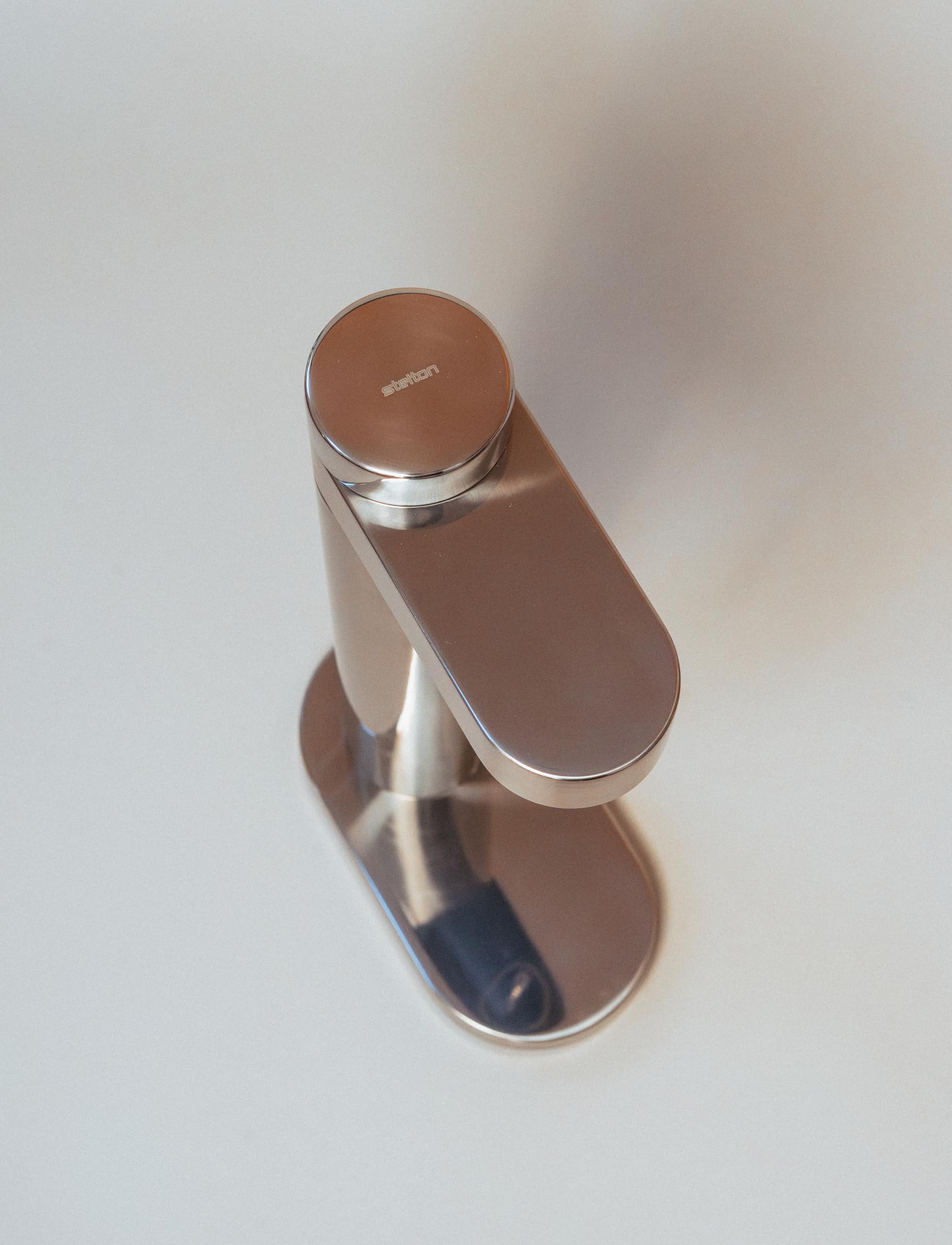 Stelton Brus Wassersprudler mit flasche, Premium Carbonator für Wasser mit CO2 - Einstellbare Sprudelstärke - Skandinavischem Design, Edelstahl