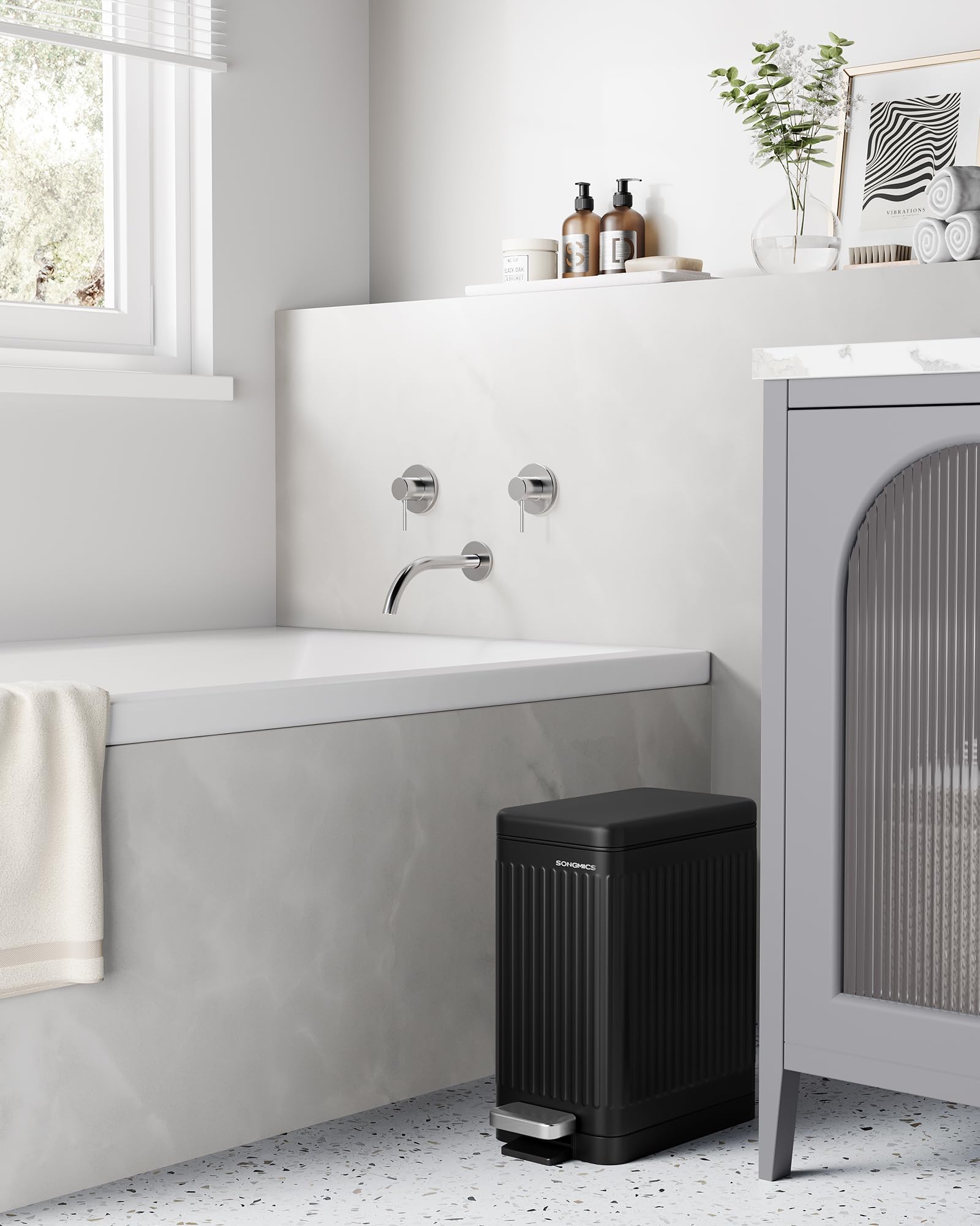 SONGMICS LTB562B01 - Pattumiera da bagno, con coperchio, pattumiera a pedale, piccolo, sottile per piccoli spazi, acciaio, chiusura morbida, colore nero