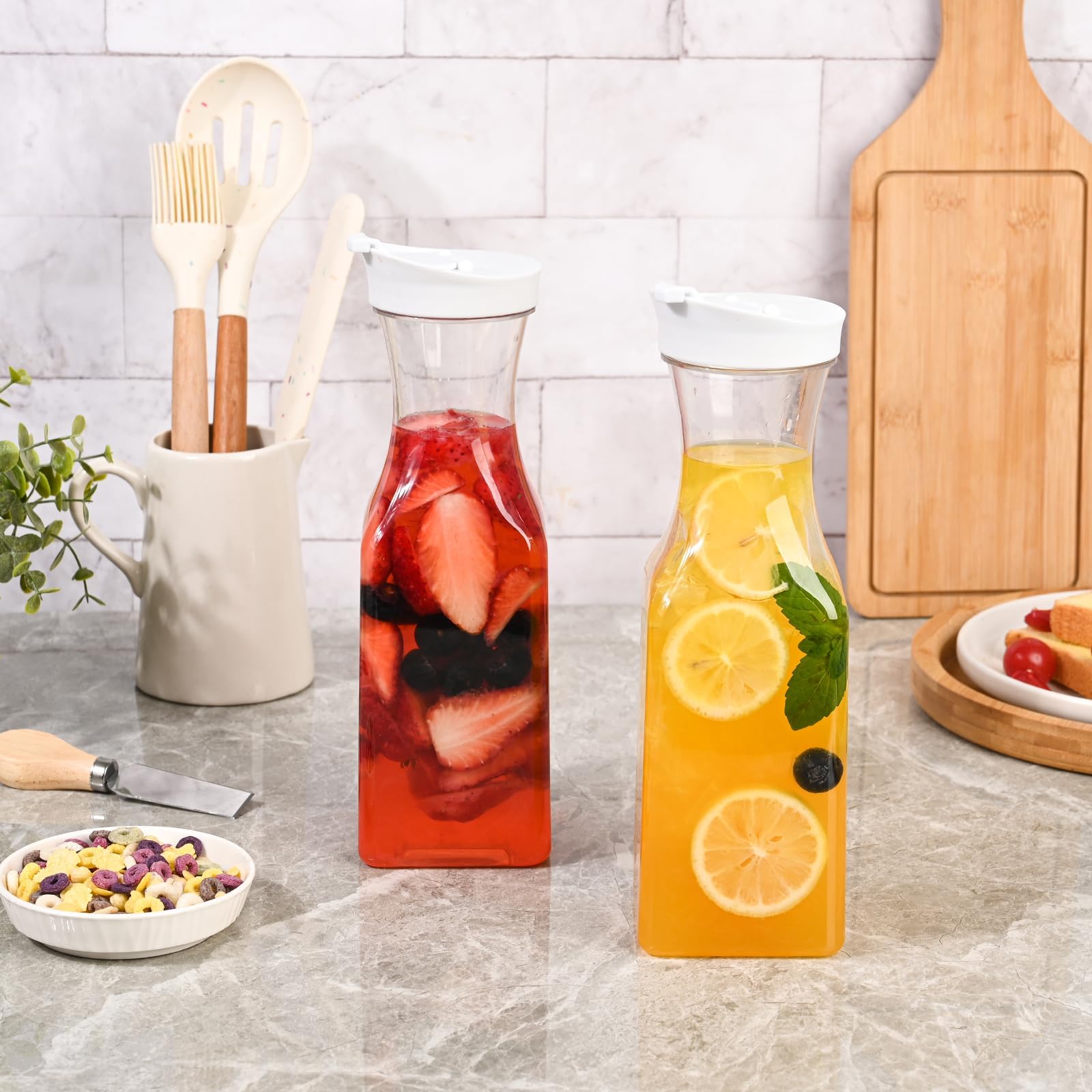 Set di 8 caraffe in plastica con coperchio, caraffe da 1 litro per bar mimosa, contenitori per succhi di frutta, bottiglia d'acqua, contenitore per latte, contenitori trasparenti per bevande per
