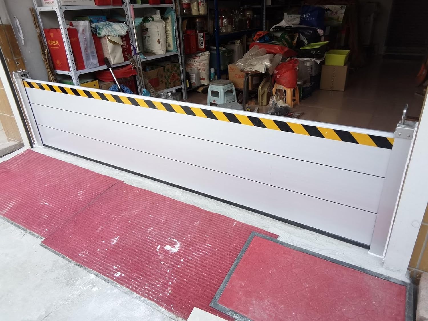 Barrière contre les inondations pour stopper l'eau devant le garage sans sable