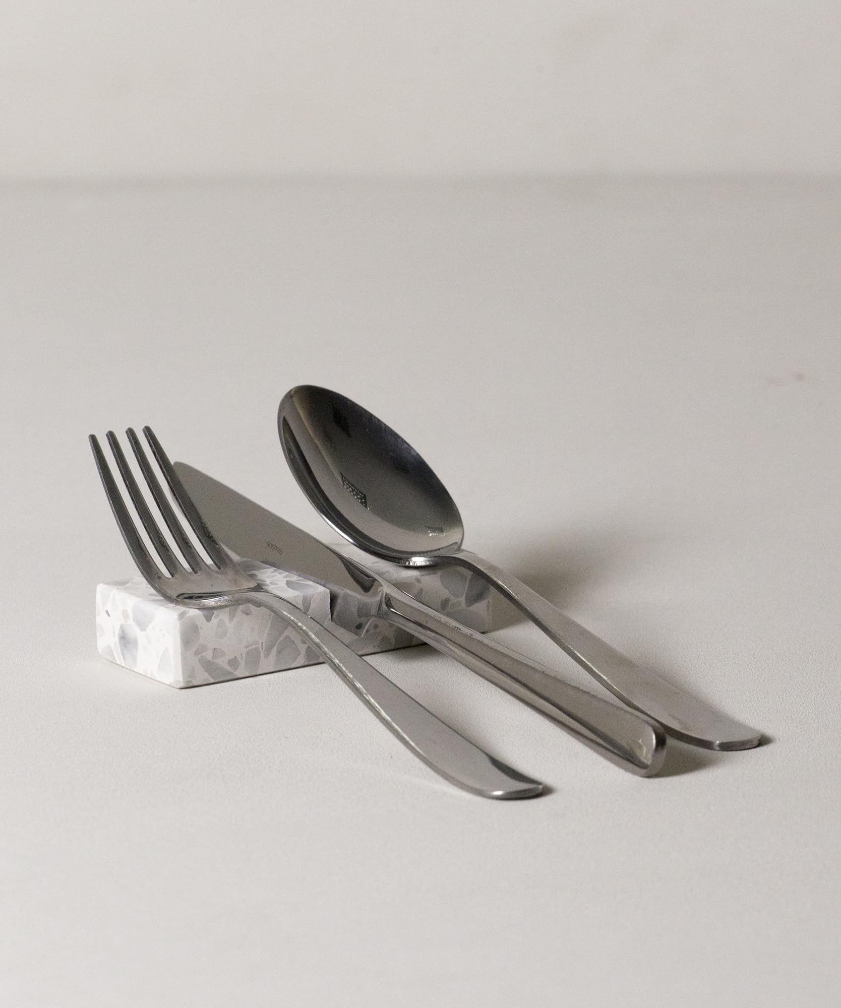 Reposacubiertos XL de granito de mármol – Apoya cubiertos artesanal Made in Italy – Elegante soporte para cubiertos – Portacubiertos decorativo y sostenible para la mesa (blanco)
