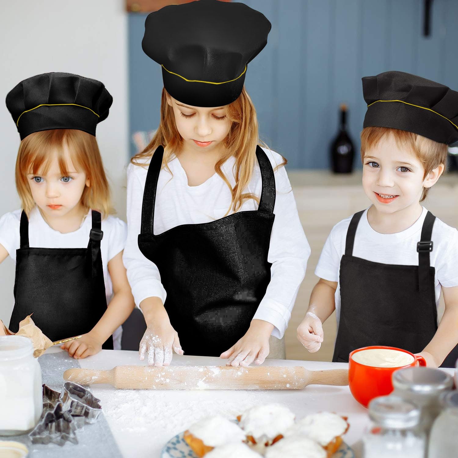 Set 3 Tabliers Et Toques Chef Enfants – Noir, Bleu, Blanc – Ajustable, 2 Grandes Poches – Cuisine, Peinture, Jardinage – 4-12 Ans