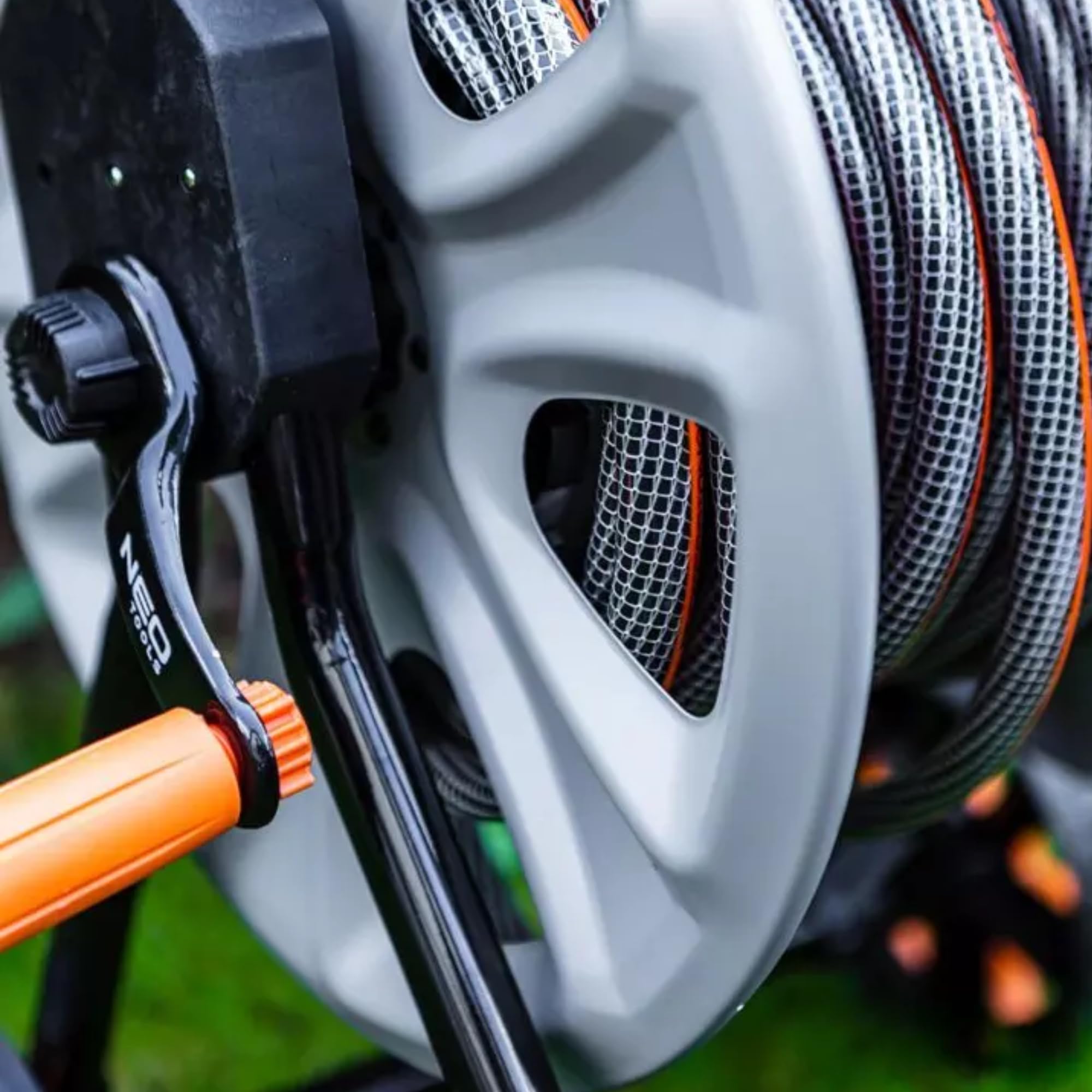 NEO TOOLS Garten Schlauchwagen bis 60 m Gartenschlauch (1/2") - Schlauchtrommel aus Metal | Verhindert Schlauchknicken, Stabil und Langlebig, Rutschfester und Klappbarer Griff, Metallrahmen