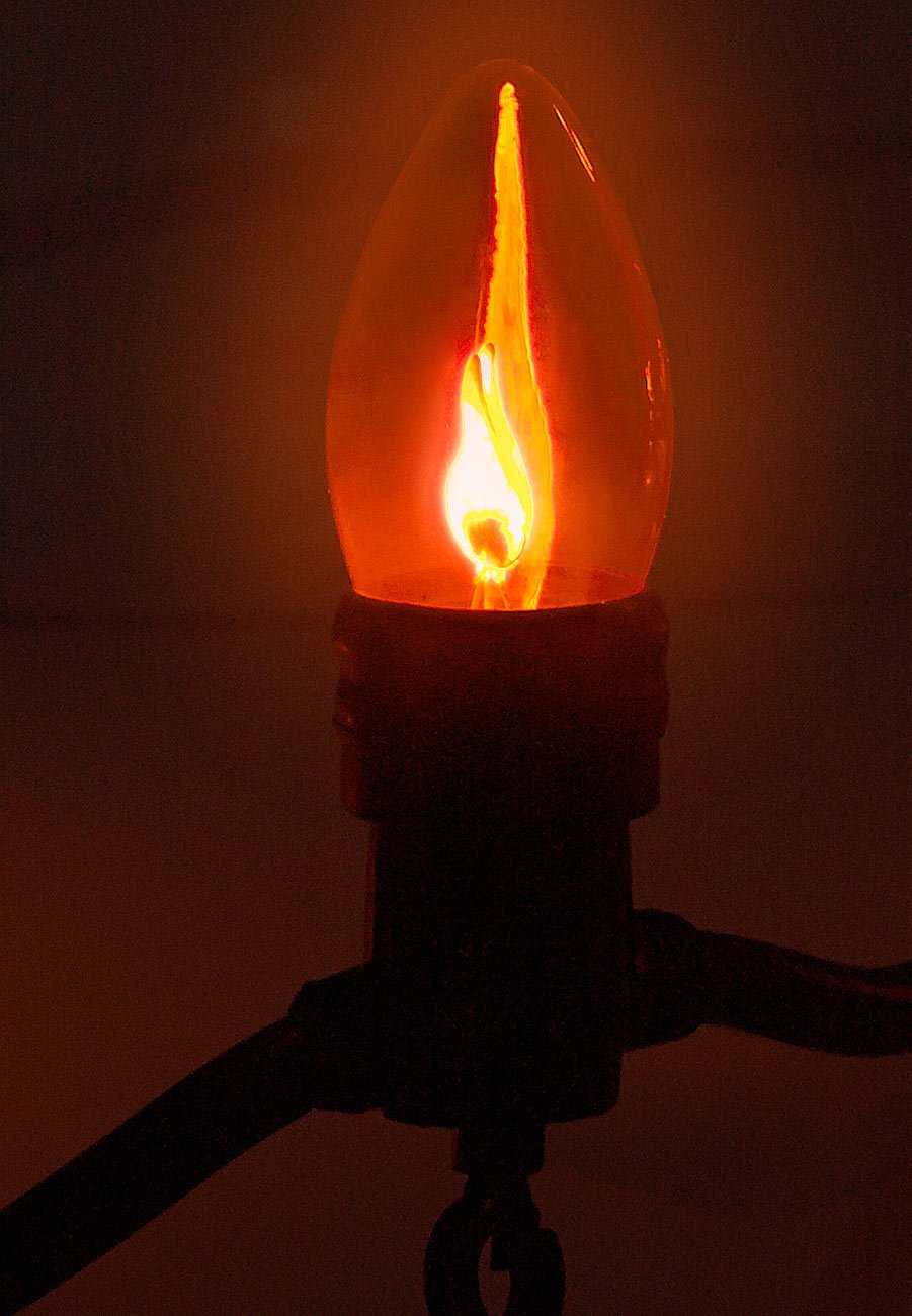 Lunartec Lagerfeuer Lichterkette: 2er-Set Deko-Lichterketten, 10 Glühbirnen in Flammen-Optik, IP44, 4,2m (LED Lichterkette Flammeneffekt, Flammeneffekt außen, Band)