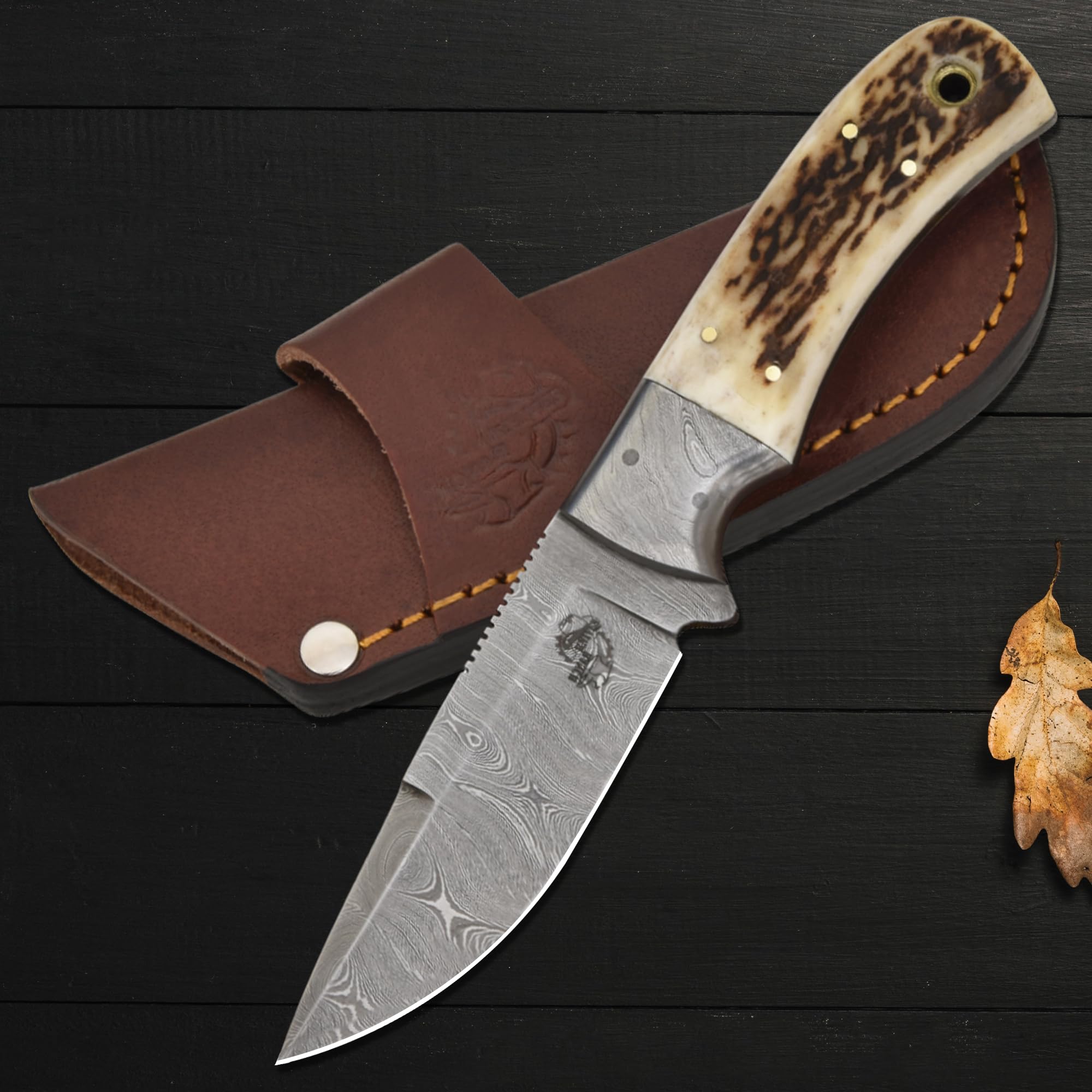 Knives Ranch Handmade All-Rounder Damascus Steel 7-1/2" Knife with Red Stag Antler Handle and Heavy-Duty Cow Leather Horizontal Carrying Cowboy Style Sheath (2142-SG)
