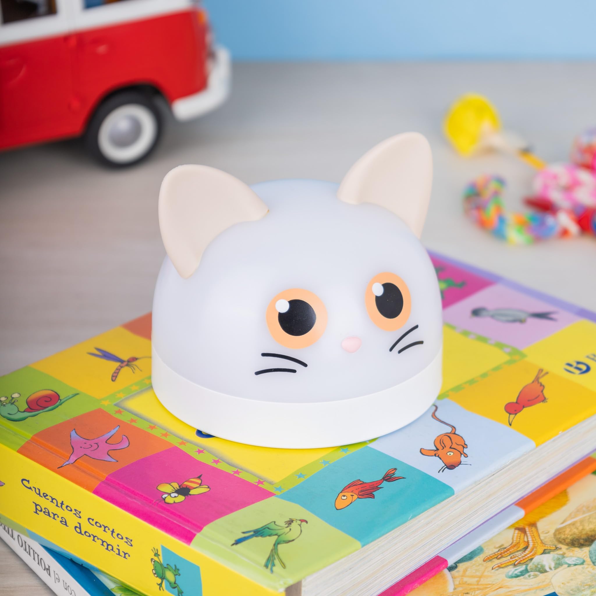 Fisura – Luz Nocturna Infantil Gato. Reloj Despertador con luz Nocturna para niños. Reloj con Pantalla LED. Quitamiedos con Brillo Ajustable. Regalo Infantil Original.