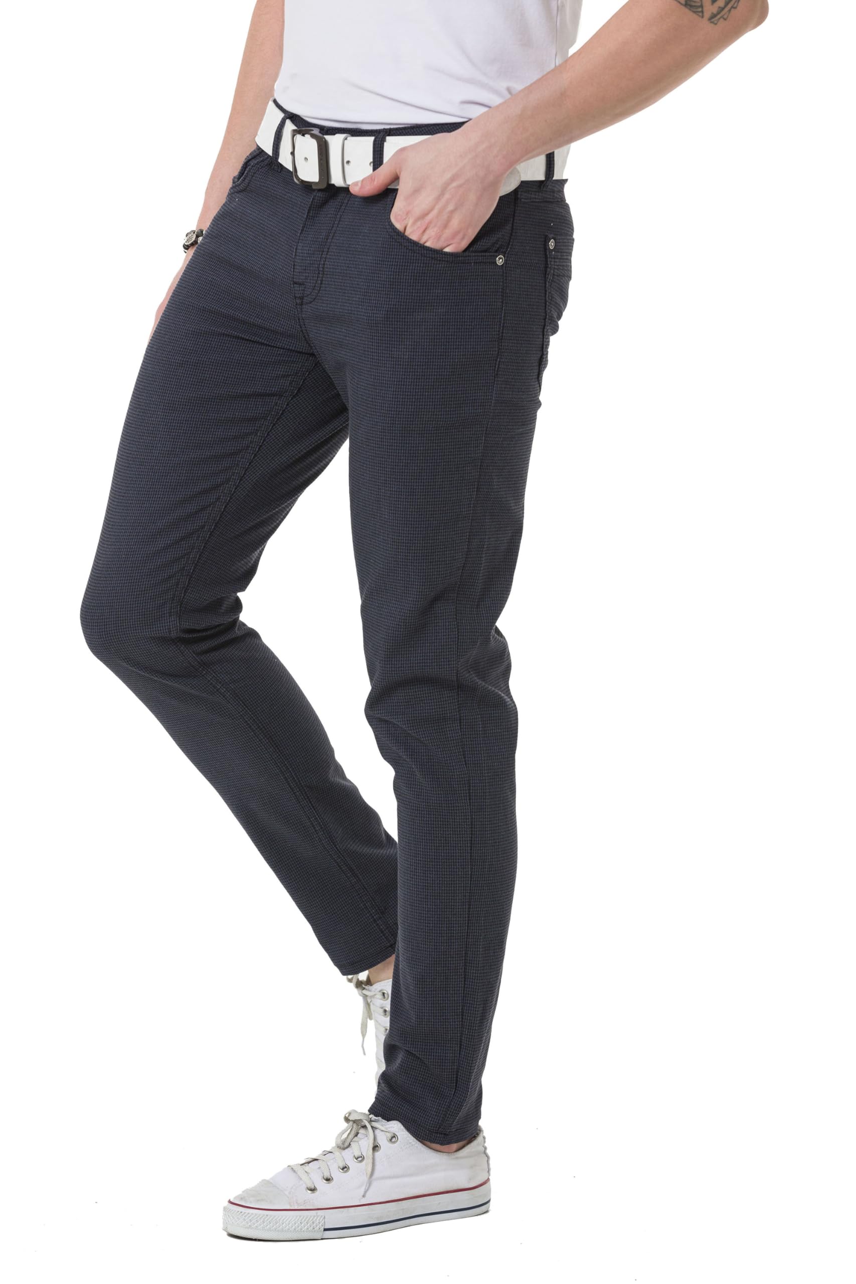Cipo & Baxx Herren Fashion Hose | Destroyed, Ripped & Used Look Denim mit Ziernähten | Fashion & Biker Style | Denim Hose für Herren mit Slim oder Regular Fit, Bikerstyle, Strass, Destroyed Effekte, Fünf Taschen und Knopf/Reißverschluss
