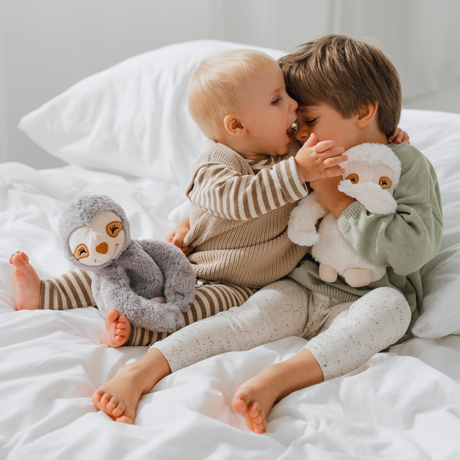 Habibi Plush Premium – 1960 Hugys Perezoso Mamá (Gris) + Niño (Crema), con cojín de grano extraíble – Cojín térmico para calentar en microondas o horno