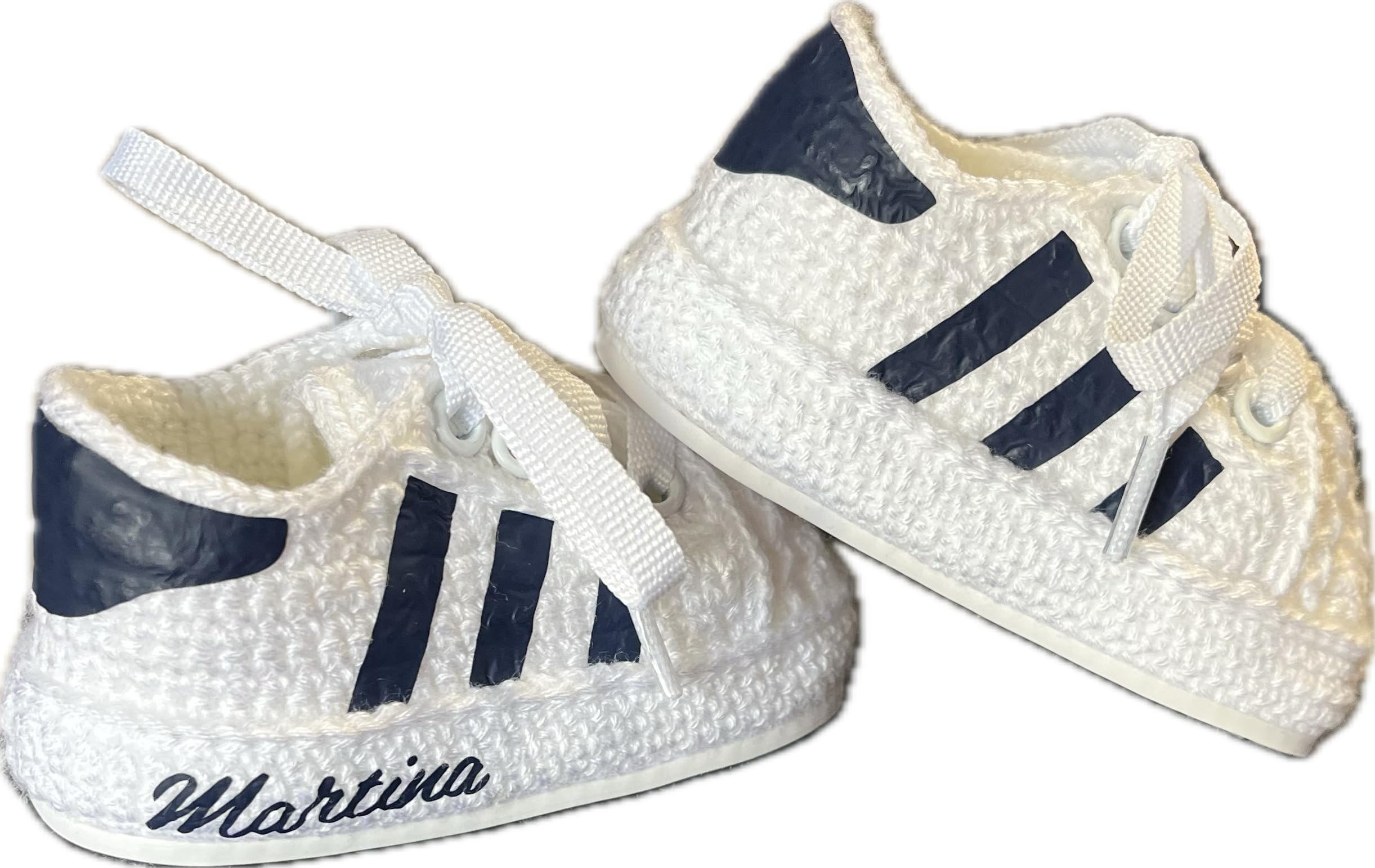 Gehäkelte Babyschuhe mit Namen und schlichten Details, personalisiert und handgefertigt, niedrige Schuhe mit Seitenstreifen, erhältlich in allen Babygrößen von 0 bis 12 Monaten.