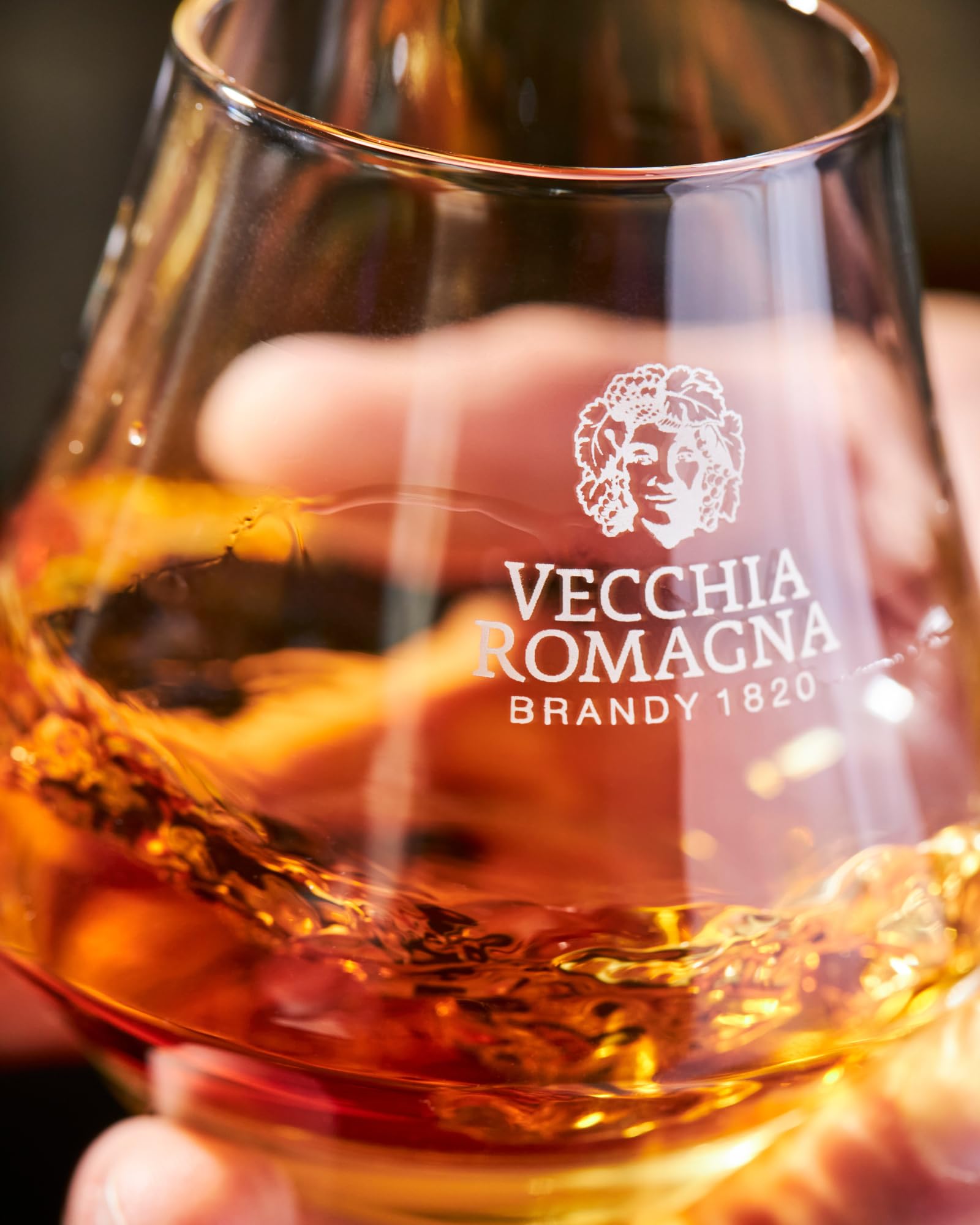 Vecchia Romagna Etichetta Nera 70cl Special Pack - Confezione regalo con un bicchiere. Brandy con doppio invecchiamento, gusto elegante e deciso. 38% vol.