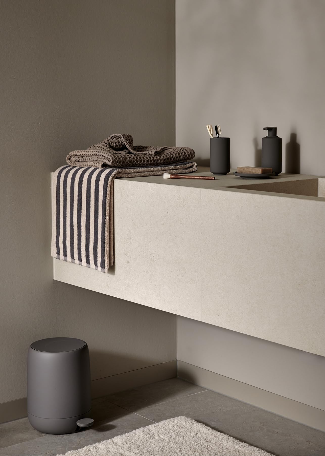 blomus - Secchio a pedale in plastica/silicone, magnete, capacità 5 l, coperchio soft close, secchio estraibile, soft touch, esclusivo accessorio da bagno (altezza x larghezza x profondità): 30,5 x 28