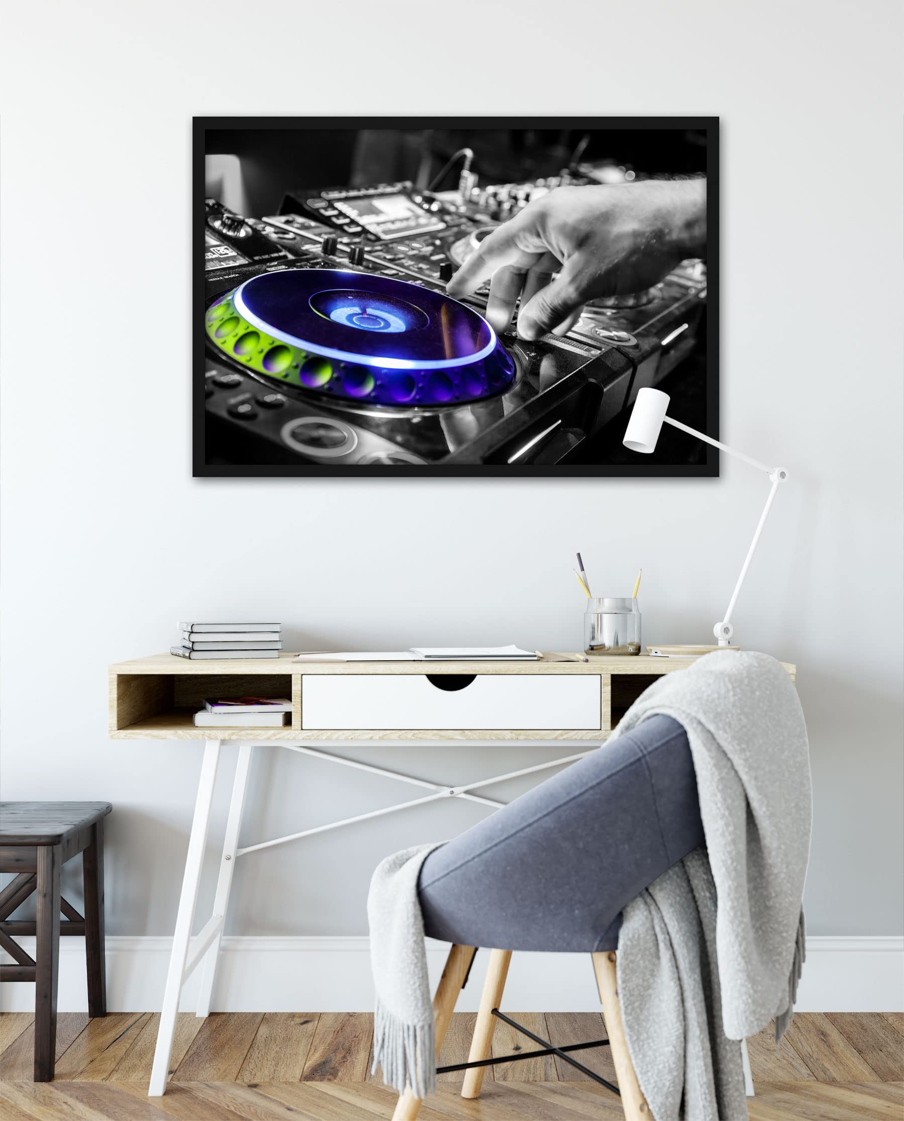 Poster in cornice per foto da DJ al lavoro sul piatto, 80 x 60 cm, stampa artistica incorniciata