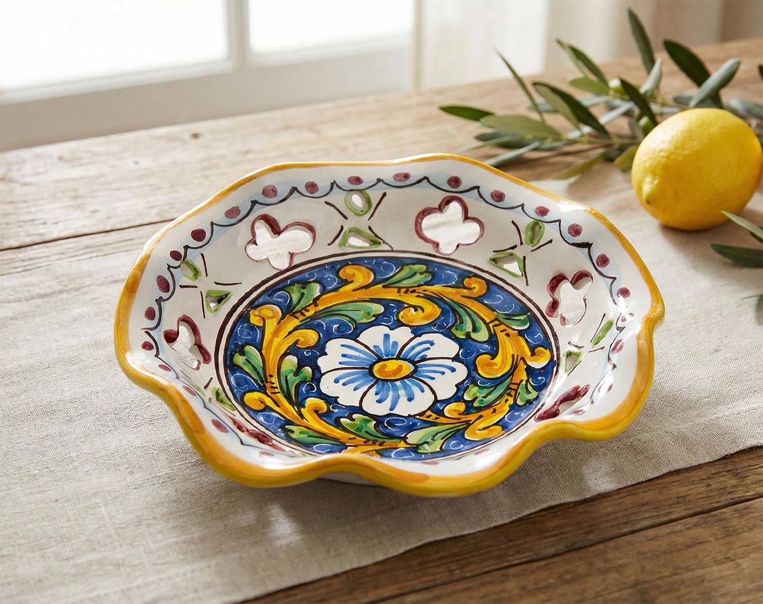 Grand bol en céramique artisanale de Sicile saladier baroque fait main 22 cm