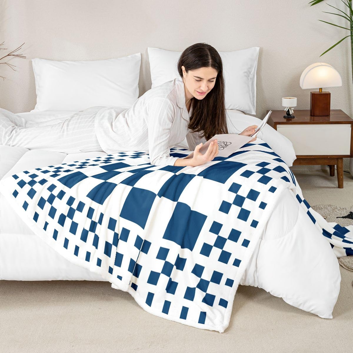 Homewish Koc Sherpa w kratkę granatowa szachownica puszysty pluszowy narzuta geometryczny koc polarowy w kratkę w kratkę - patchworkowy bawół pled dekoracja na łóżko kanapę królowa 229 cm x 229 cm