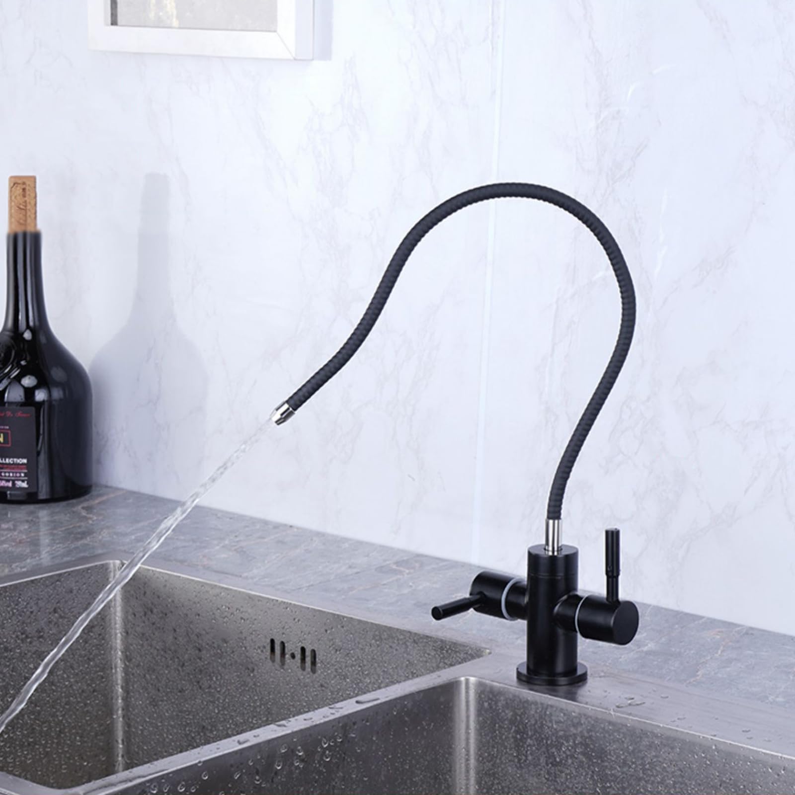 Robinet de cuisine au design moderne noir mat avec bec pivotant à 360 degrés