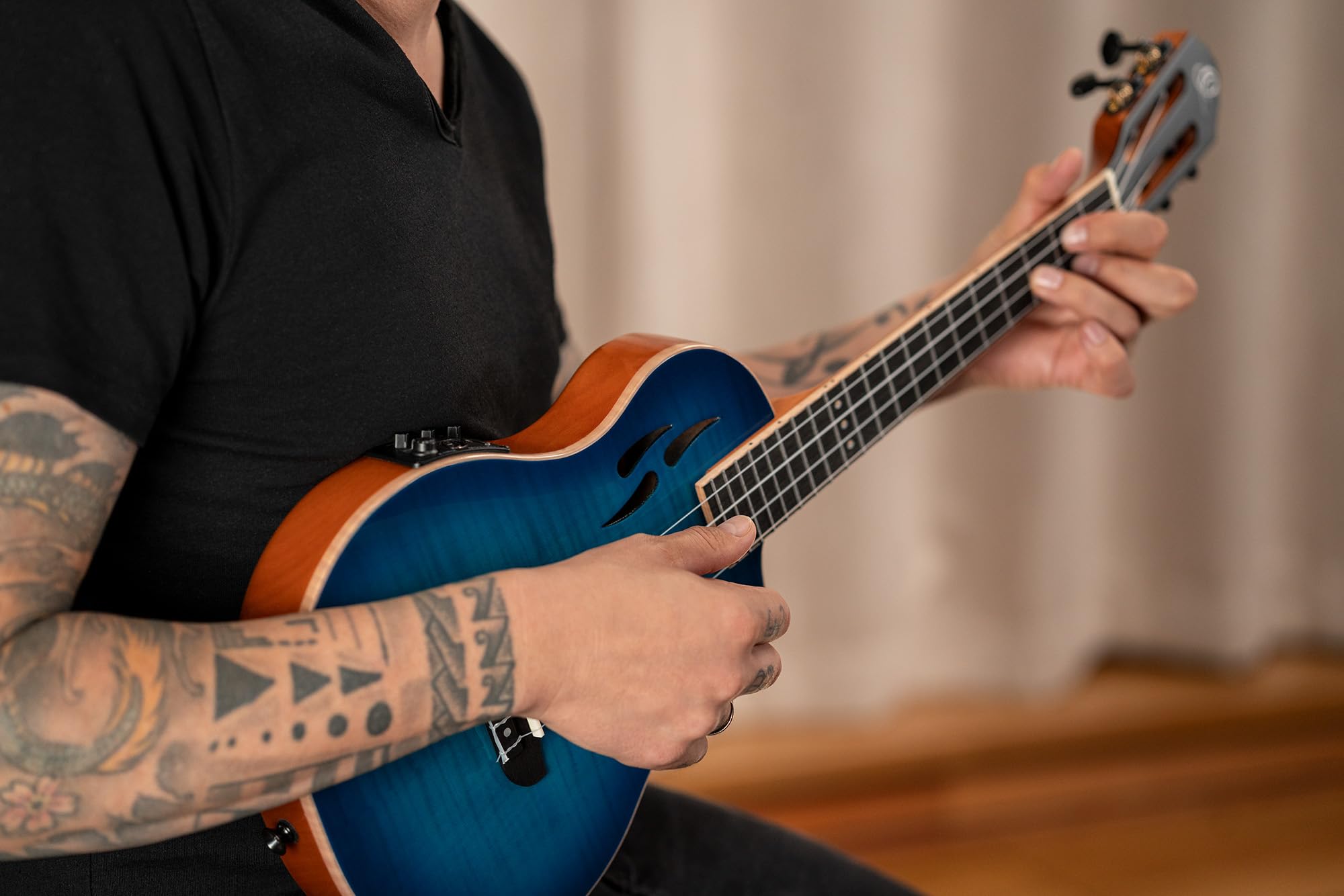 Ortega Guitars Tenor Ukulele Elektro-Akustisch – Massiver Korpus – Tourplayer Series – Inklusive Gig Bag – Geflammter Ahorn/Okoume, Blau (RTPX-U-FMA)