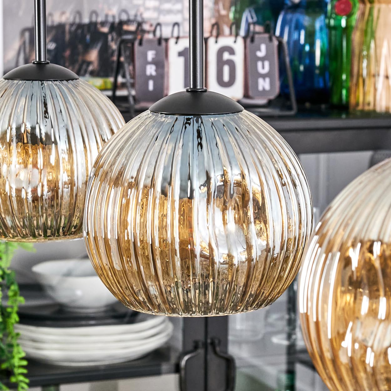 HOFSTEIN Hängeleuchte Ripoll, 3-flammige Hängelampe aus Metall/Riffelglas in Schwarz/Bernsteinfarben, Pendelleuchte im Retro/Vintage-Design (Schirme Ø 15 cm), E27, Esszimmer, Wohnzimmer, Küche