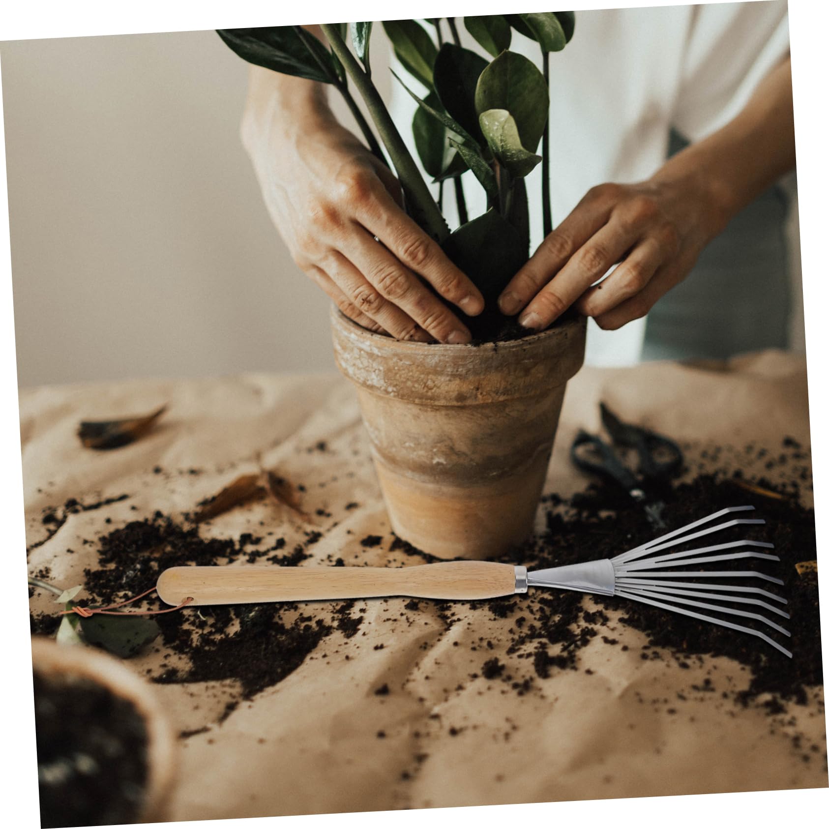 Kisangel Rastrillo De Jardín Inoxidable con Mango Herramienta Profesional para Distribución De Suelo y Jardinería para Actividades