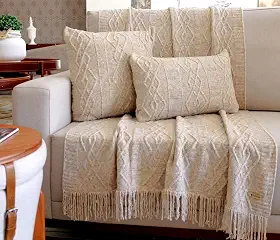 KIT MANTA SOFA TRICO CARMEN 150X90cm + 2 CAPAS DE ALMOFADA 45x45cm Cor:linho papiro